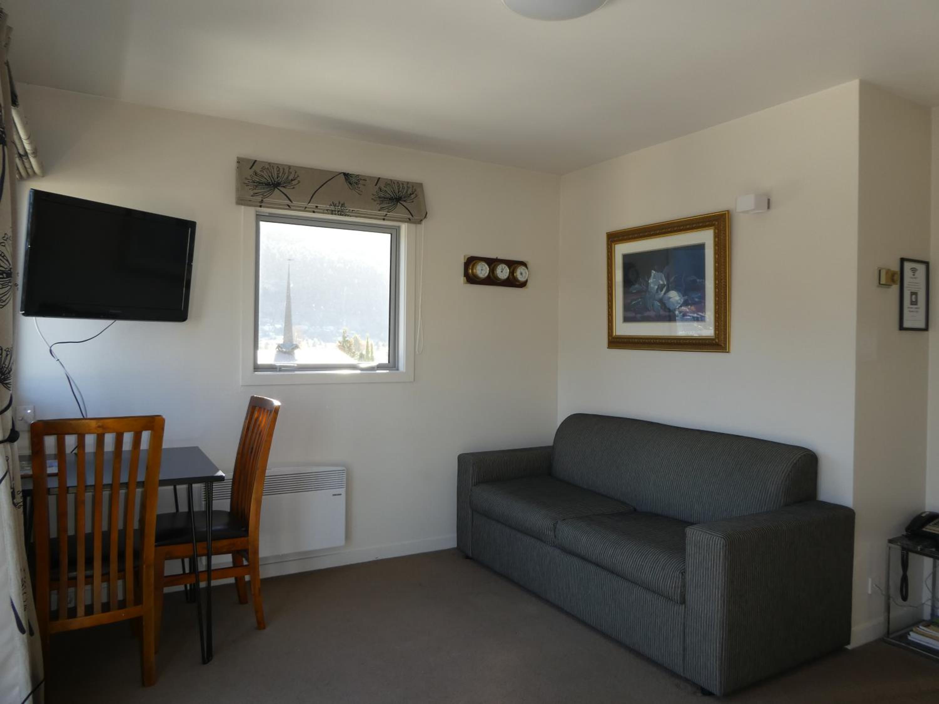 One-Bedroom Apartment with Lake View