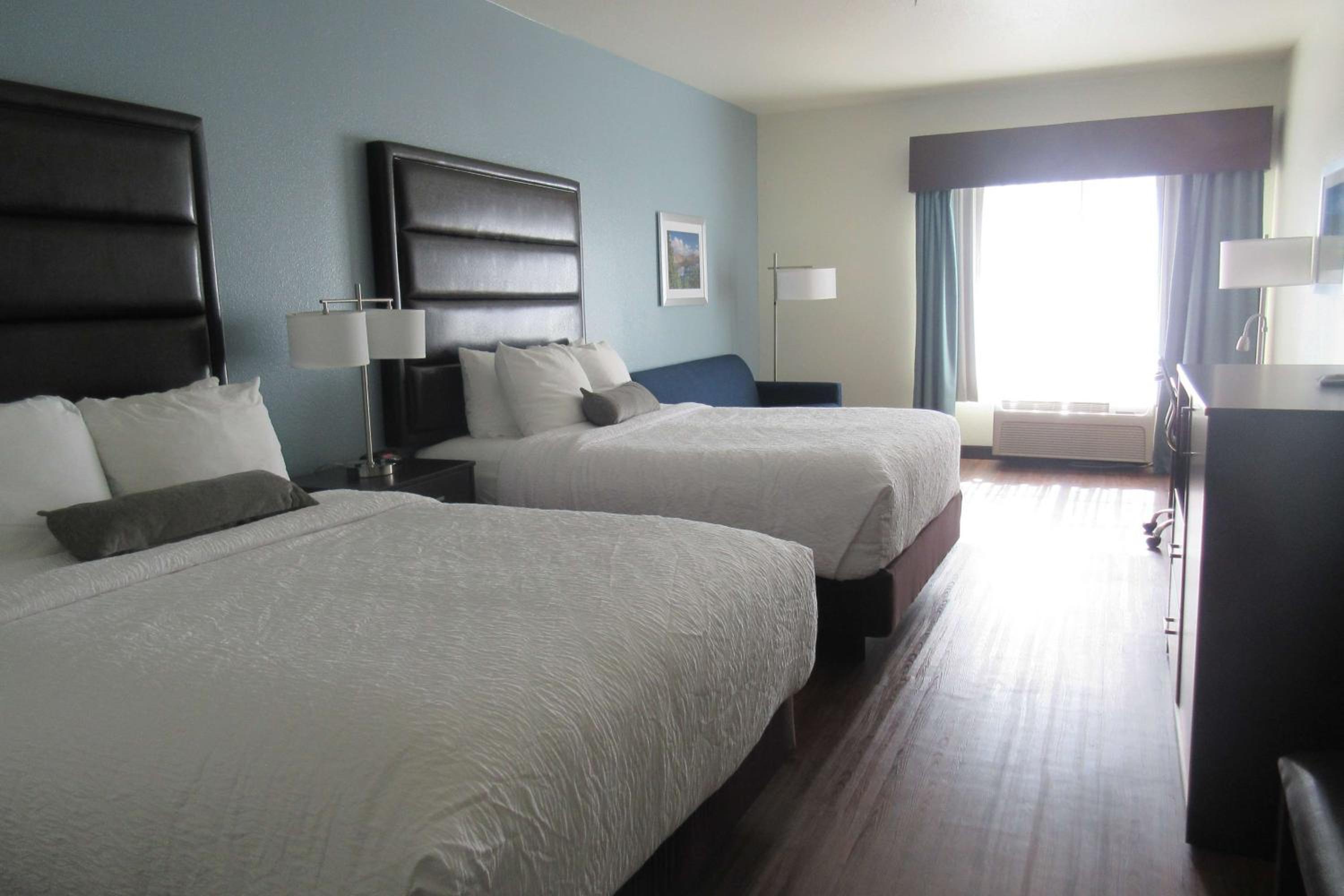 Queen Room with Two Queen Beds and Sofa - Photo 5