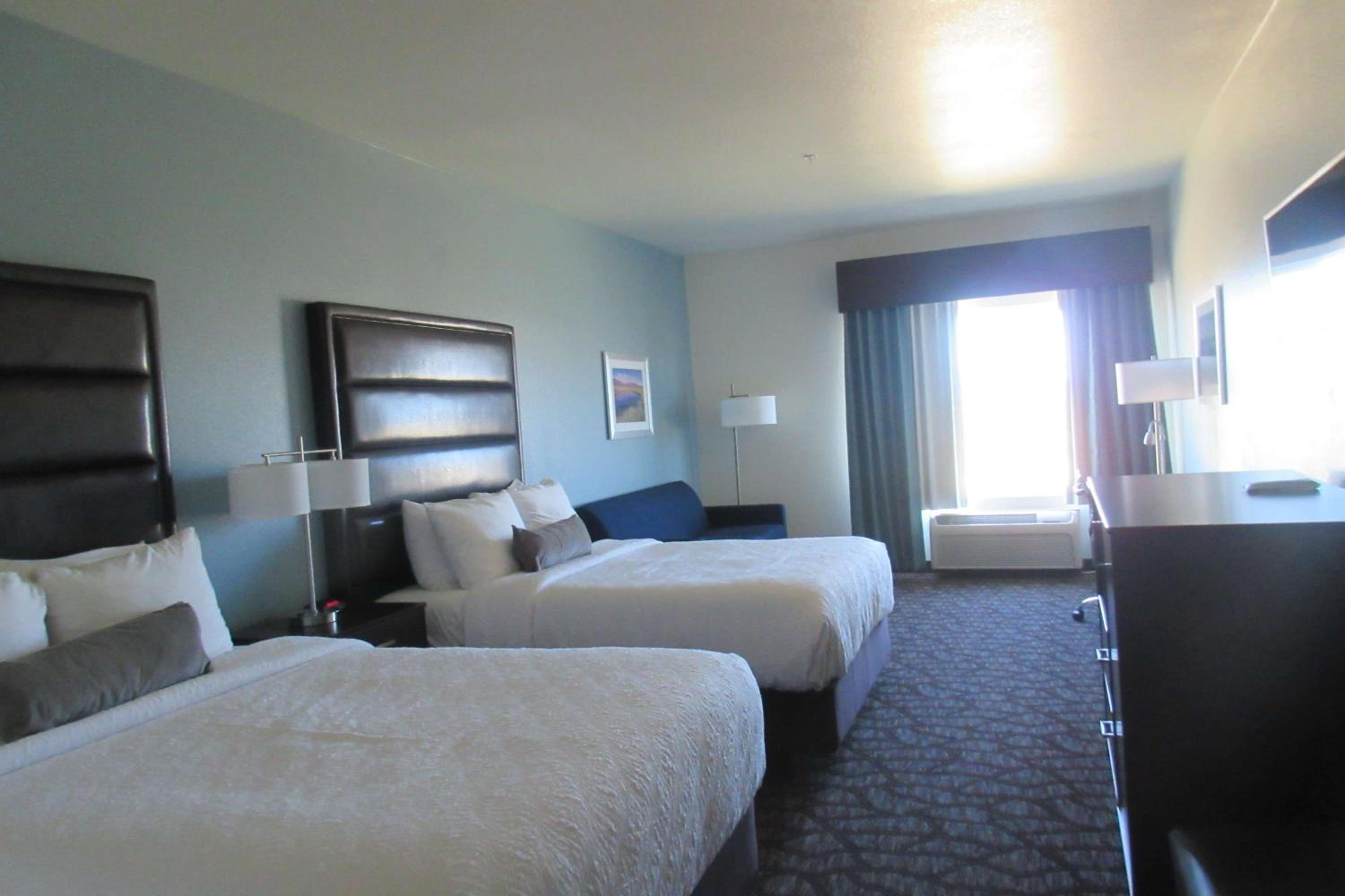 Queen Room with Two Queen Beds and Sofa - Photo 4