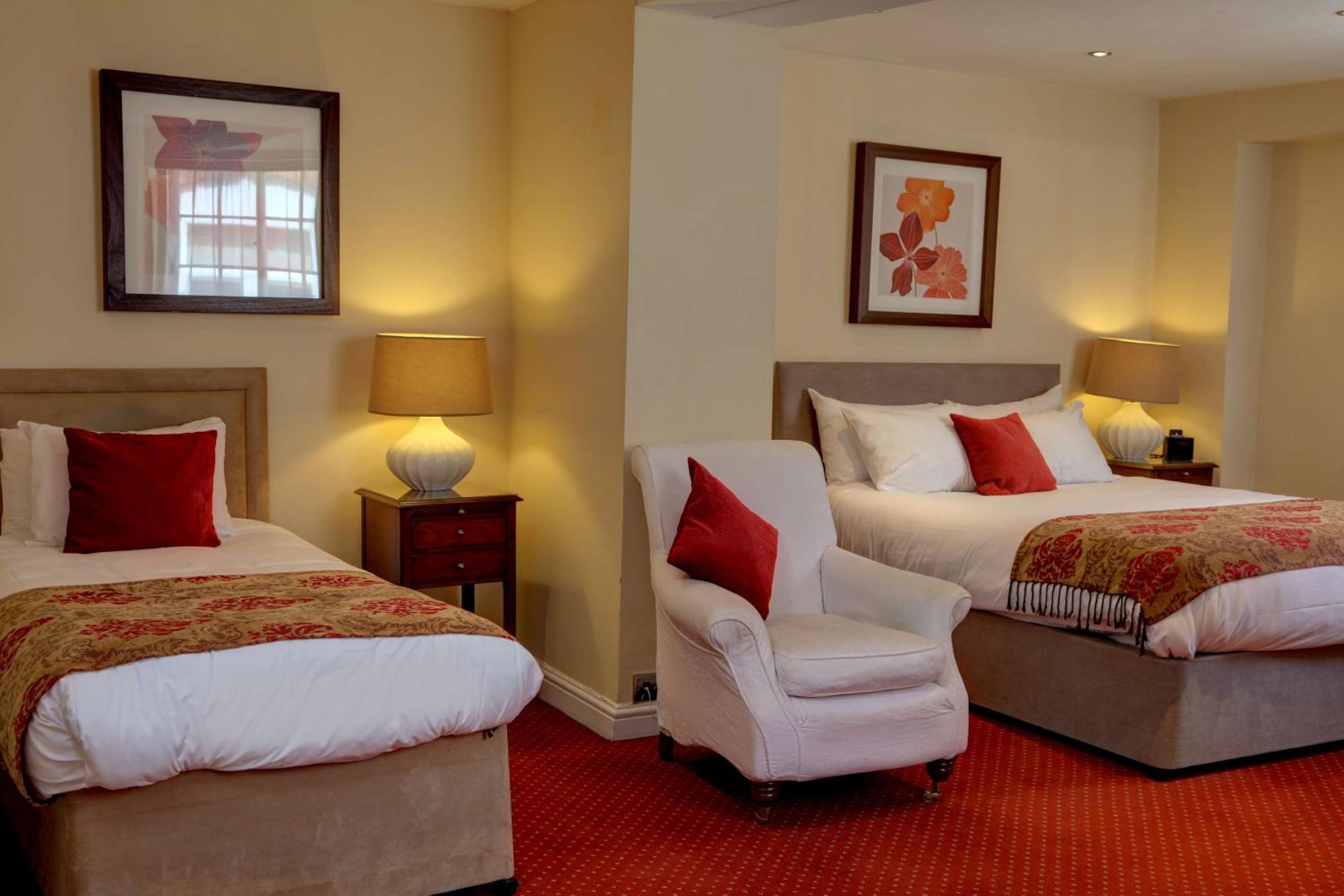 Standard Room with One Double Bed and One Single Bed - Non-Smoking - Photo 1