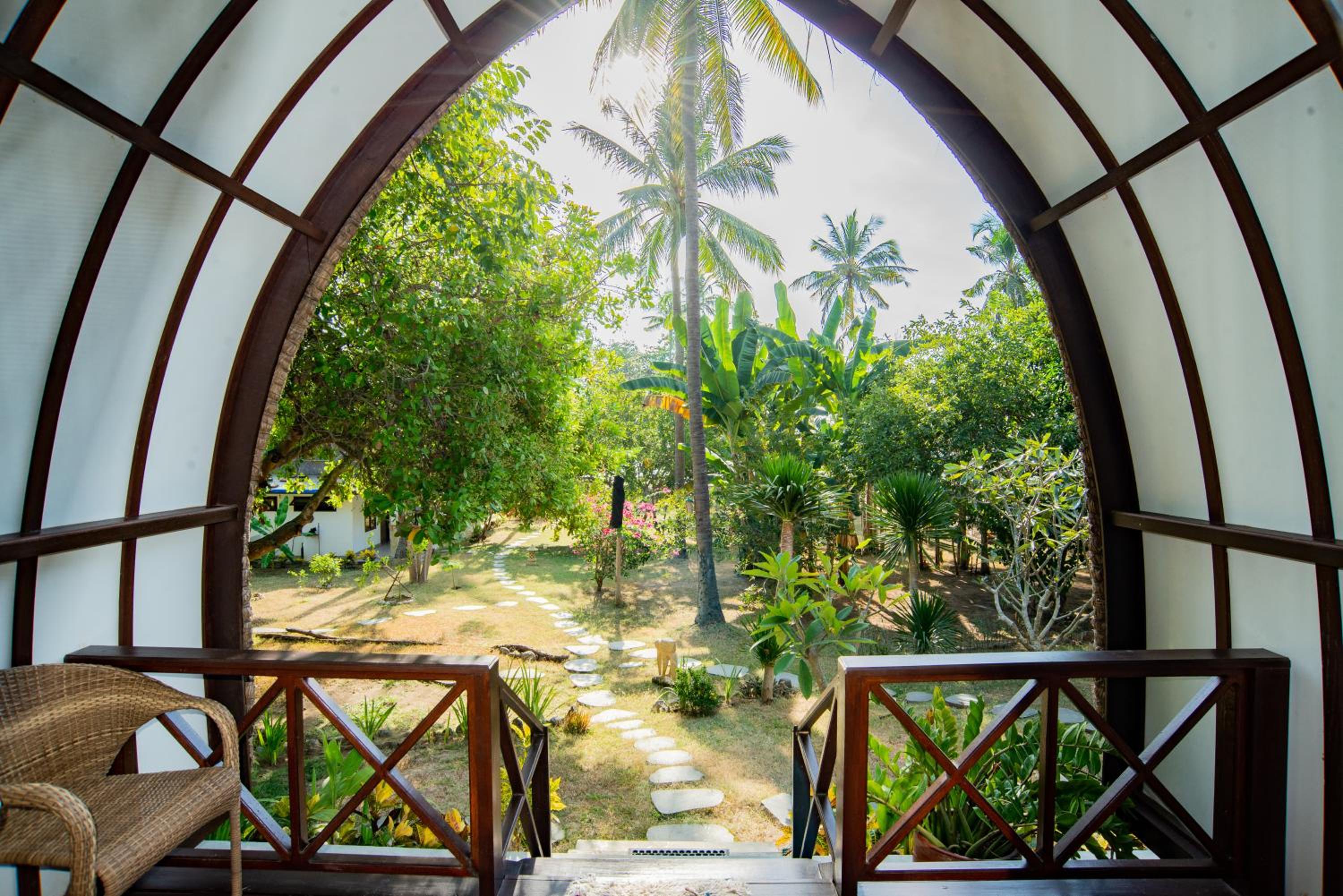 Bungalow with Garden View - Photo 11