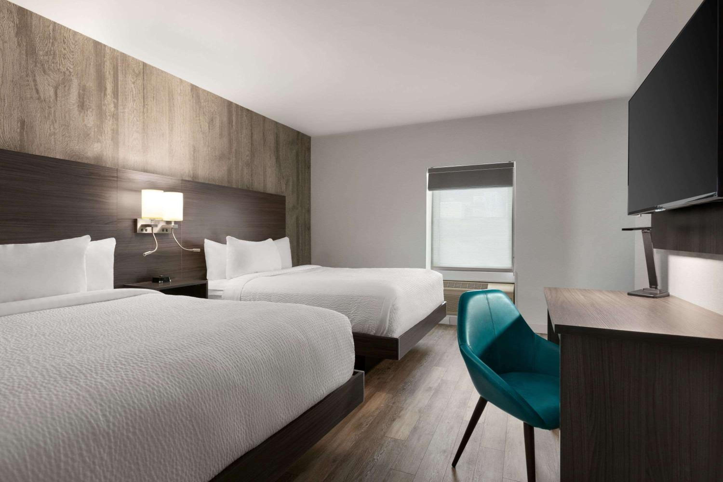 Queen Room with Two Queen Beds - First Floor/Non-Smoking - Photo 1