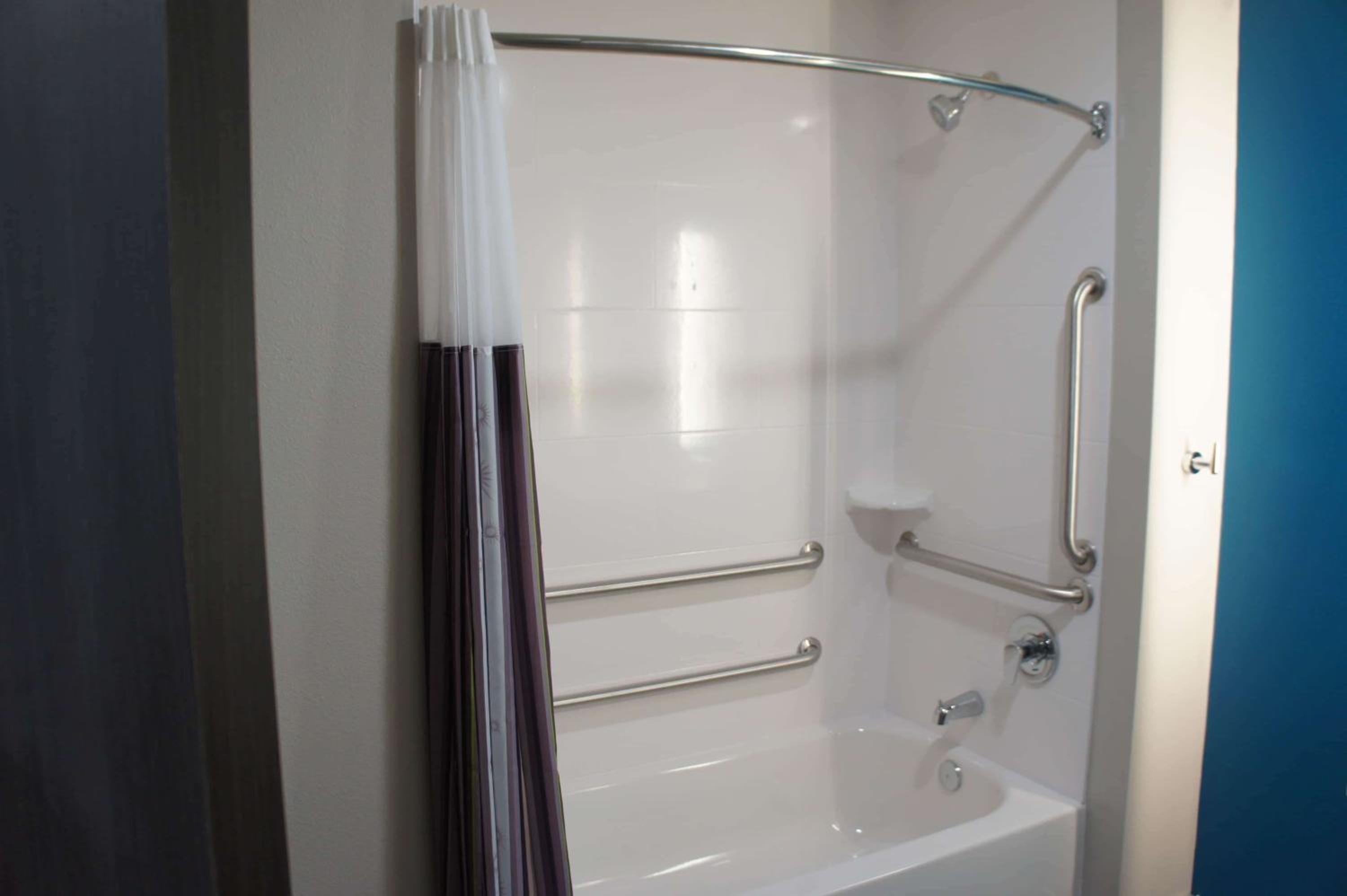 King Room With Roll-In Shower - Mobility Access/Non-Smoking photo 2