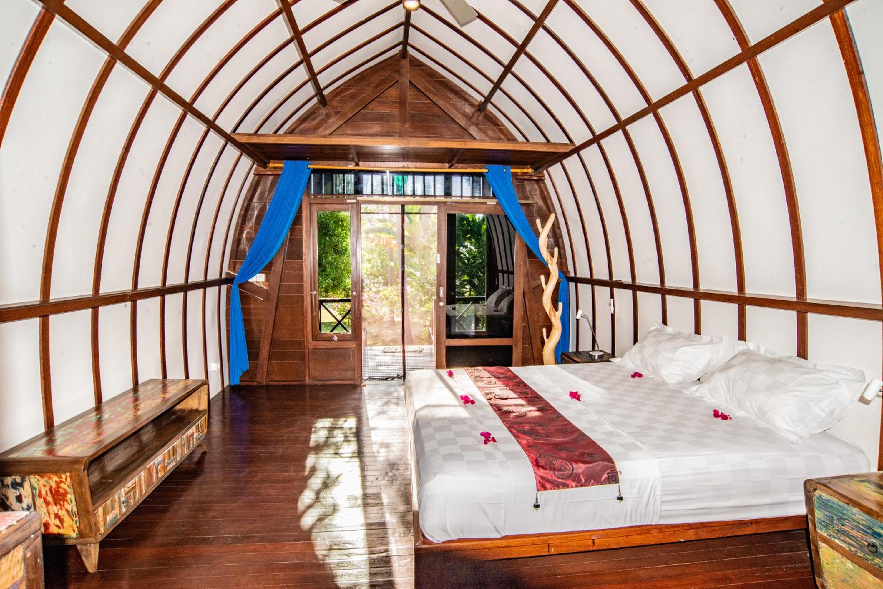 Bungalow with Garden View - Photo 9