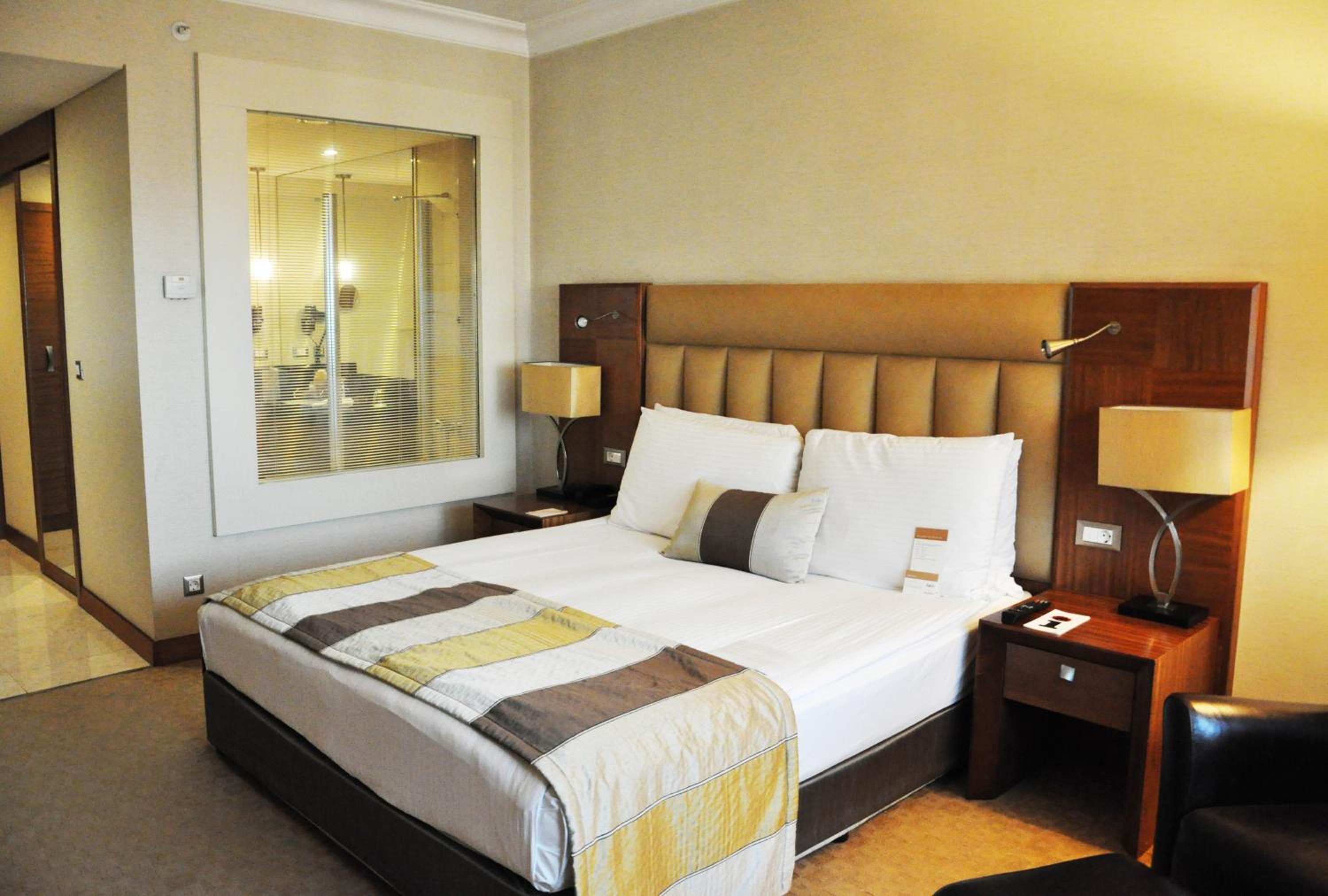 Superior King Room with View
