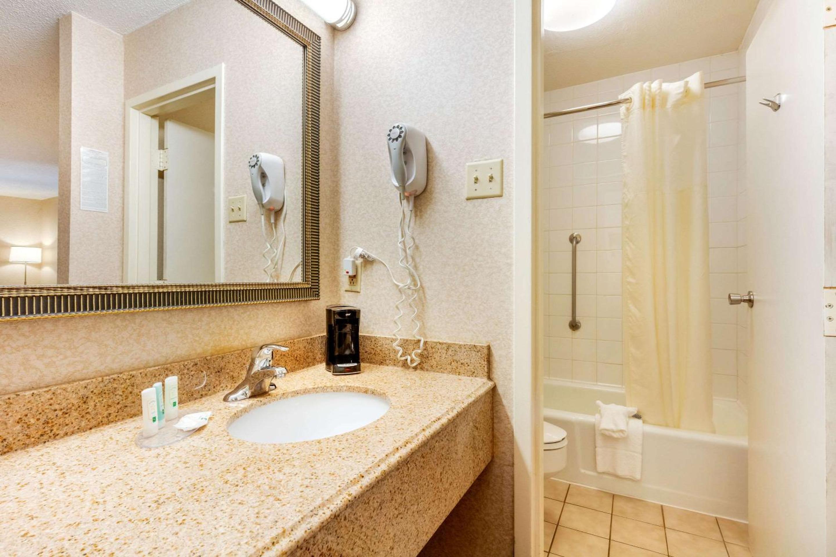 King Room - Non-Smoking - Photo 3