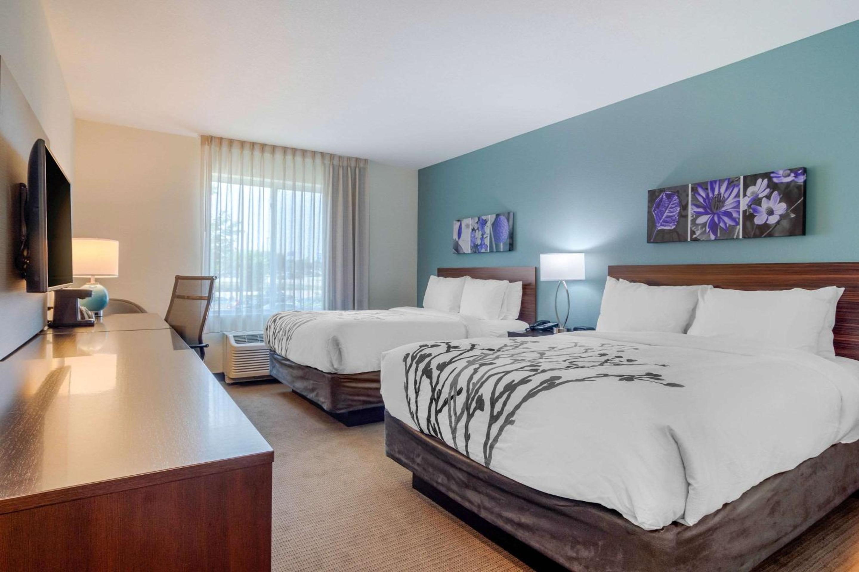 Queen Room with Two Queen Beds - Non-Smoking photo 1