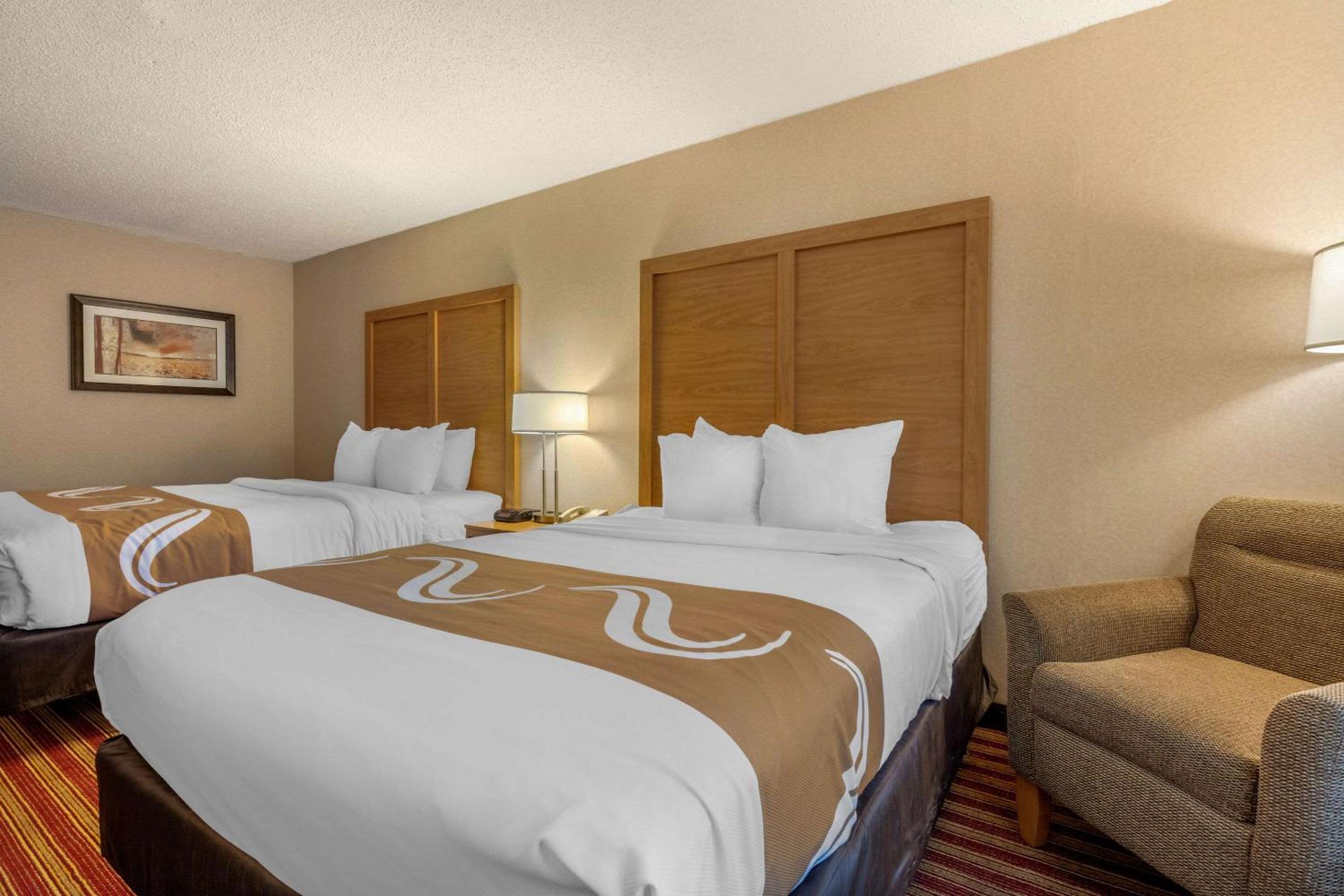 Standard Queen Room with Two Queen Beds - Smoking - Photo 4