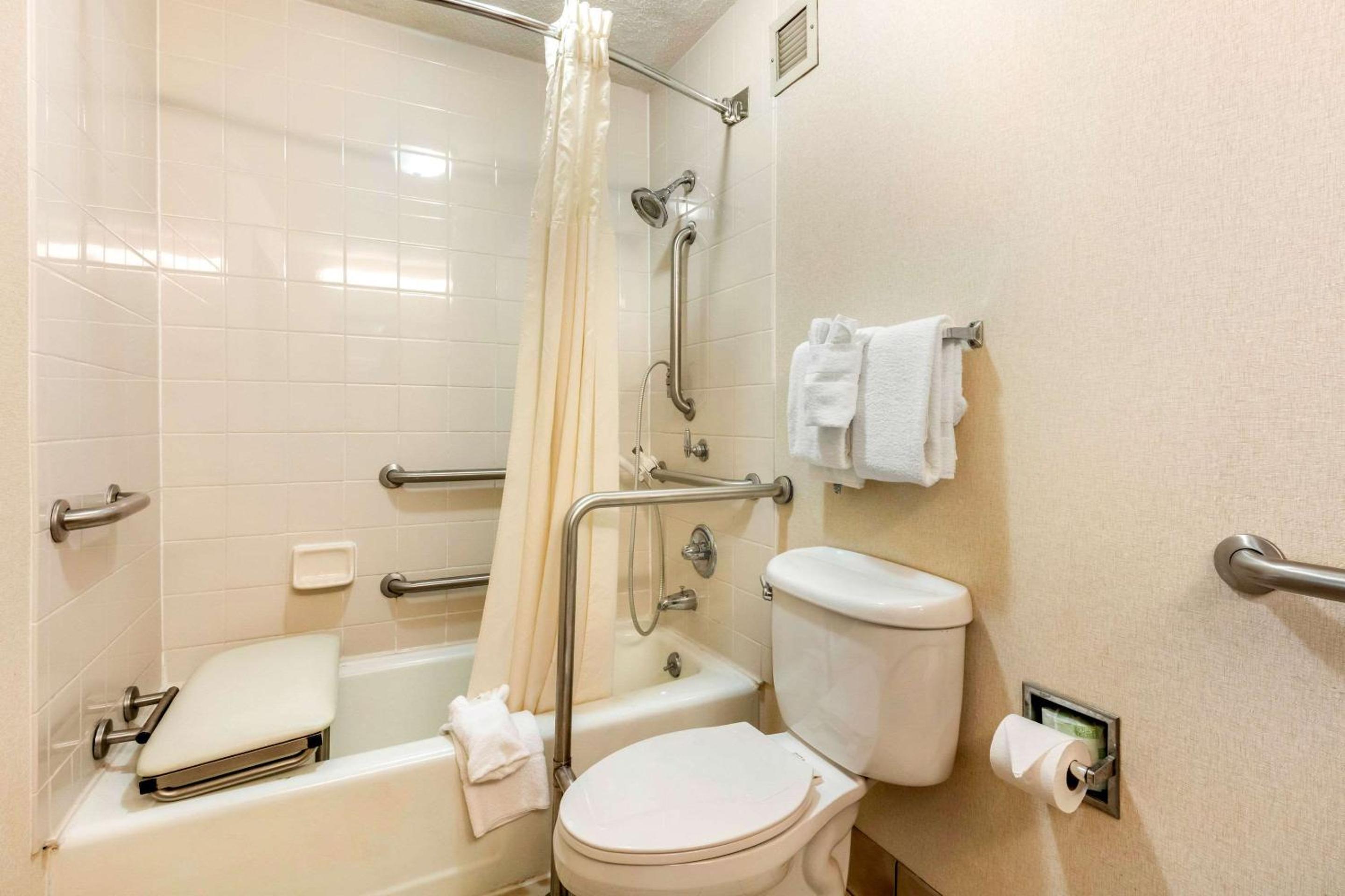 Queen Room with Two Queen Beds - Accessible/Non-Smoking  - Photo 2