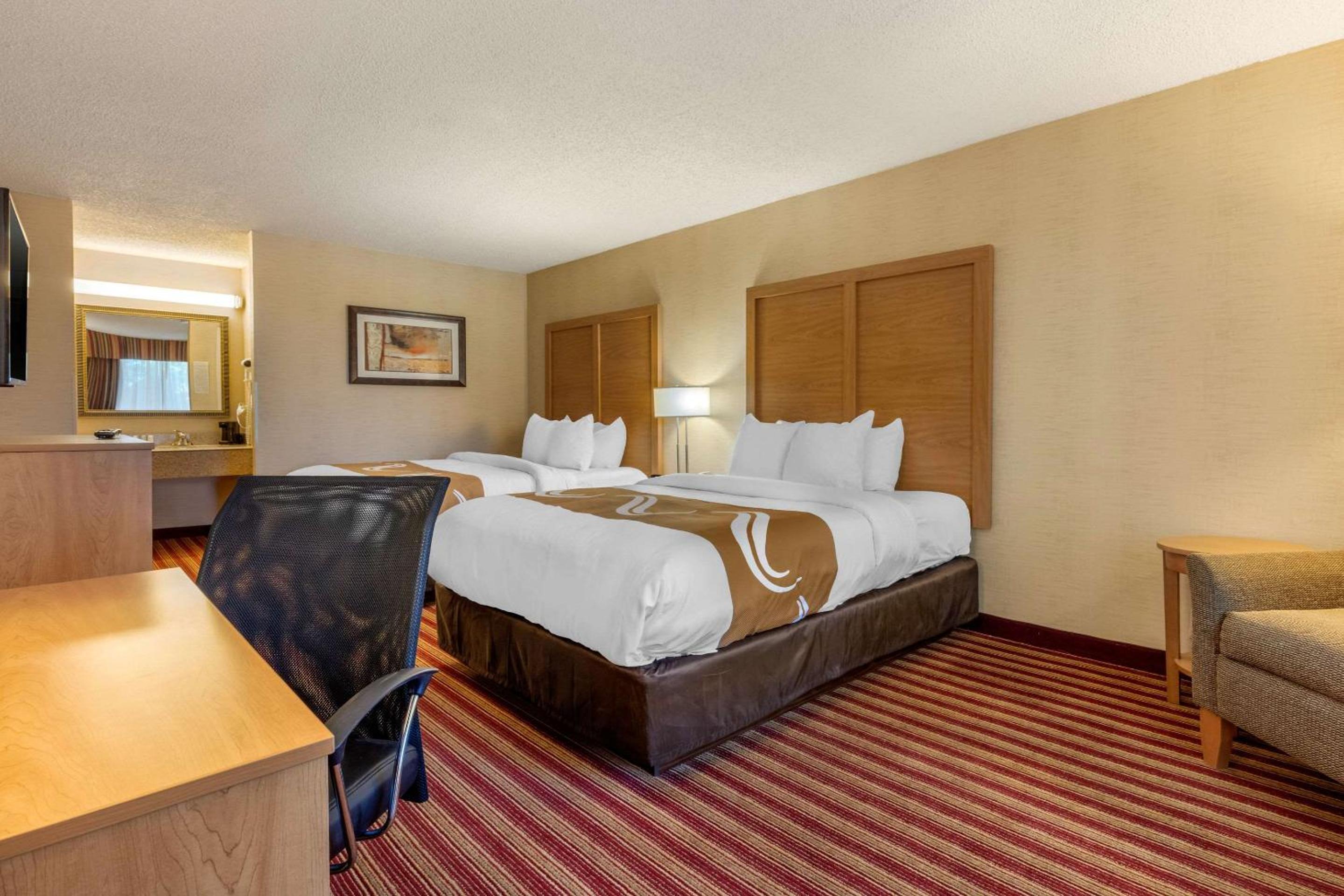 Queen Room with Two Queen Beds - Non-Smoking - Photo 4