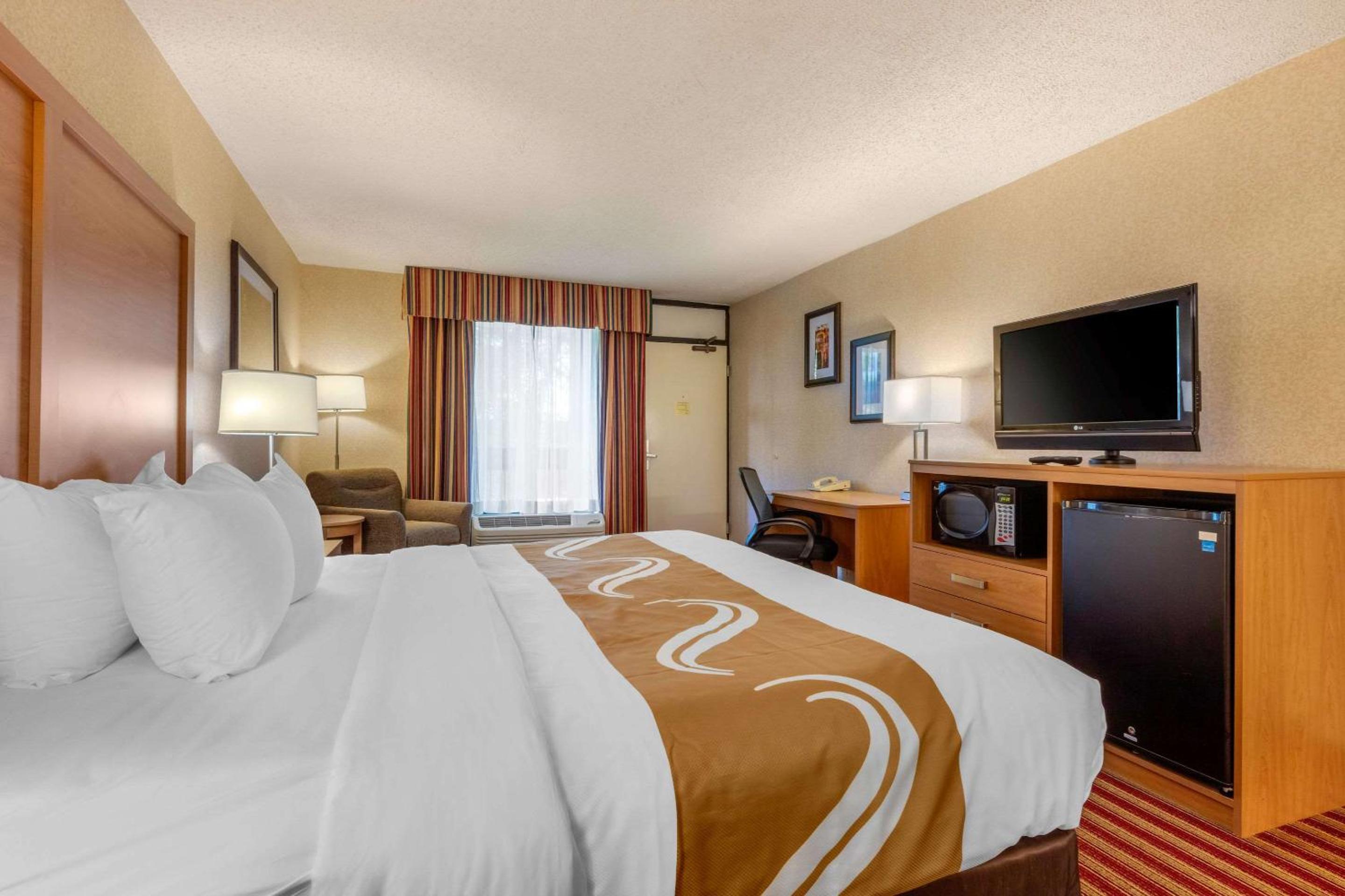 King Room - Non-Smoking - Photo 4