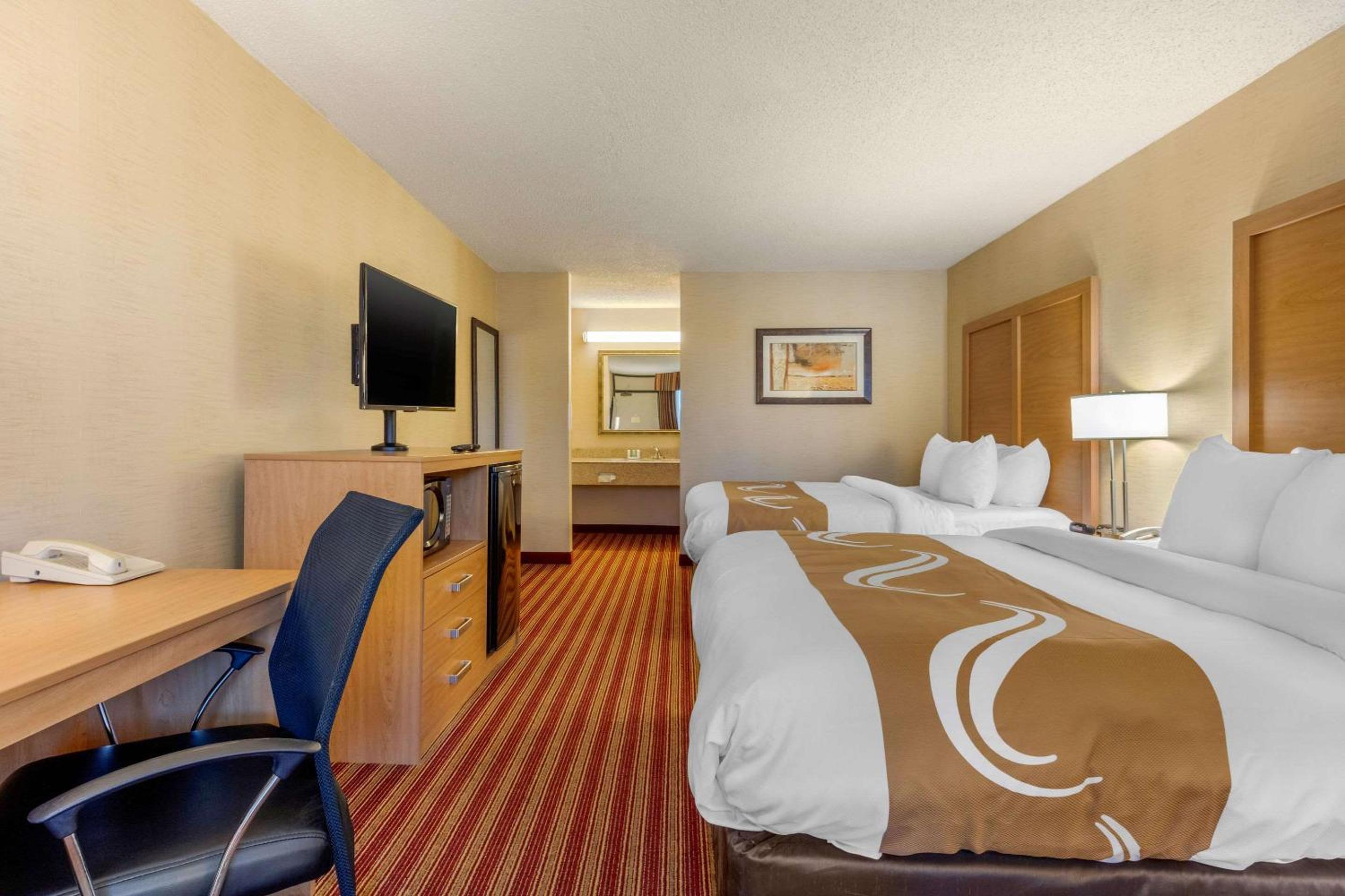Queen Room with Two Queen Beds - Non-Smoking - Photo 5