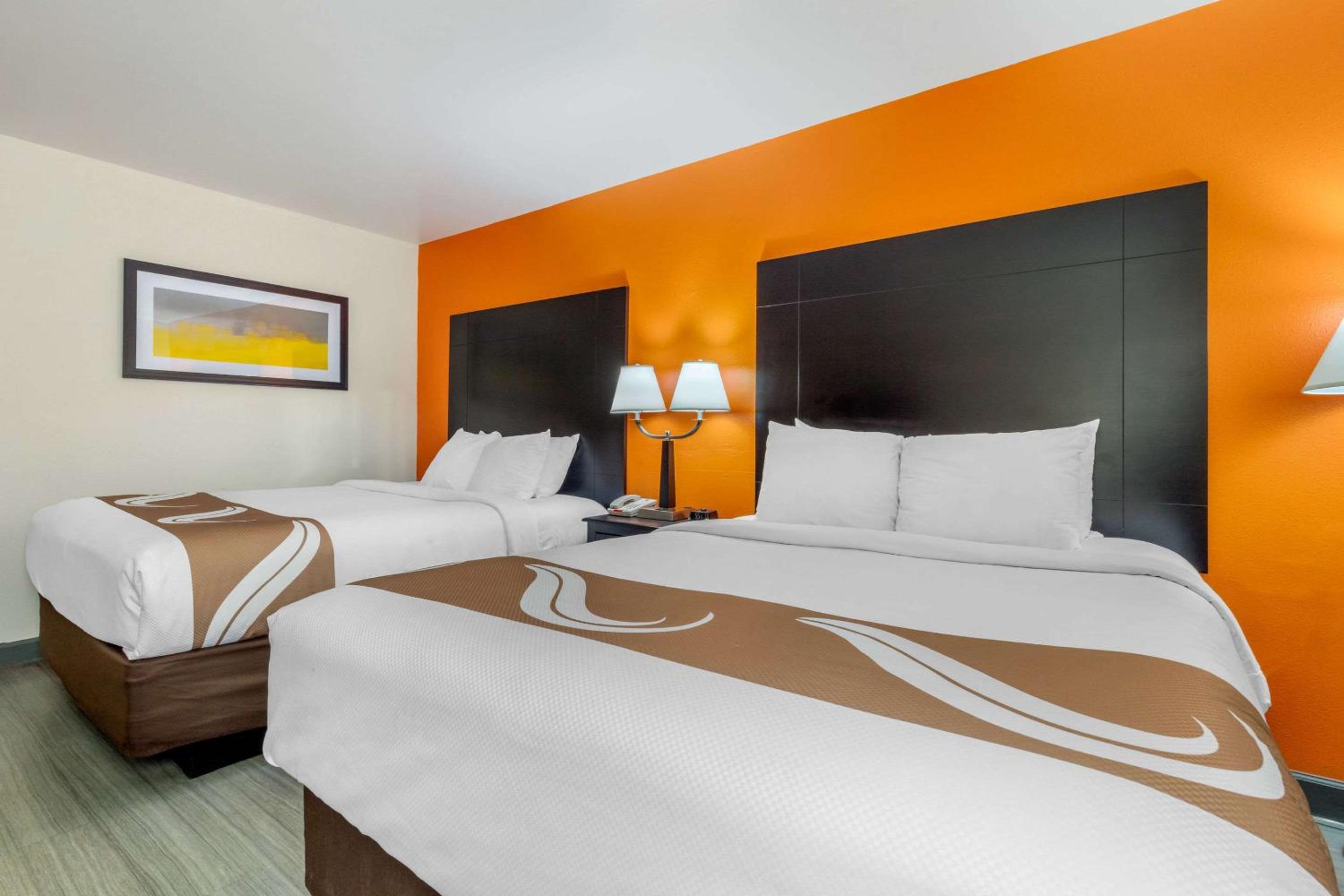 Queen Room with Two Queen Beds - Non-Smoking - Photo 3
