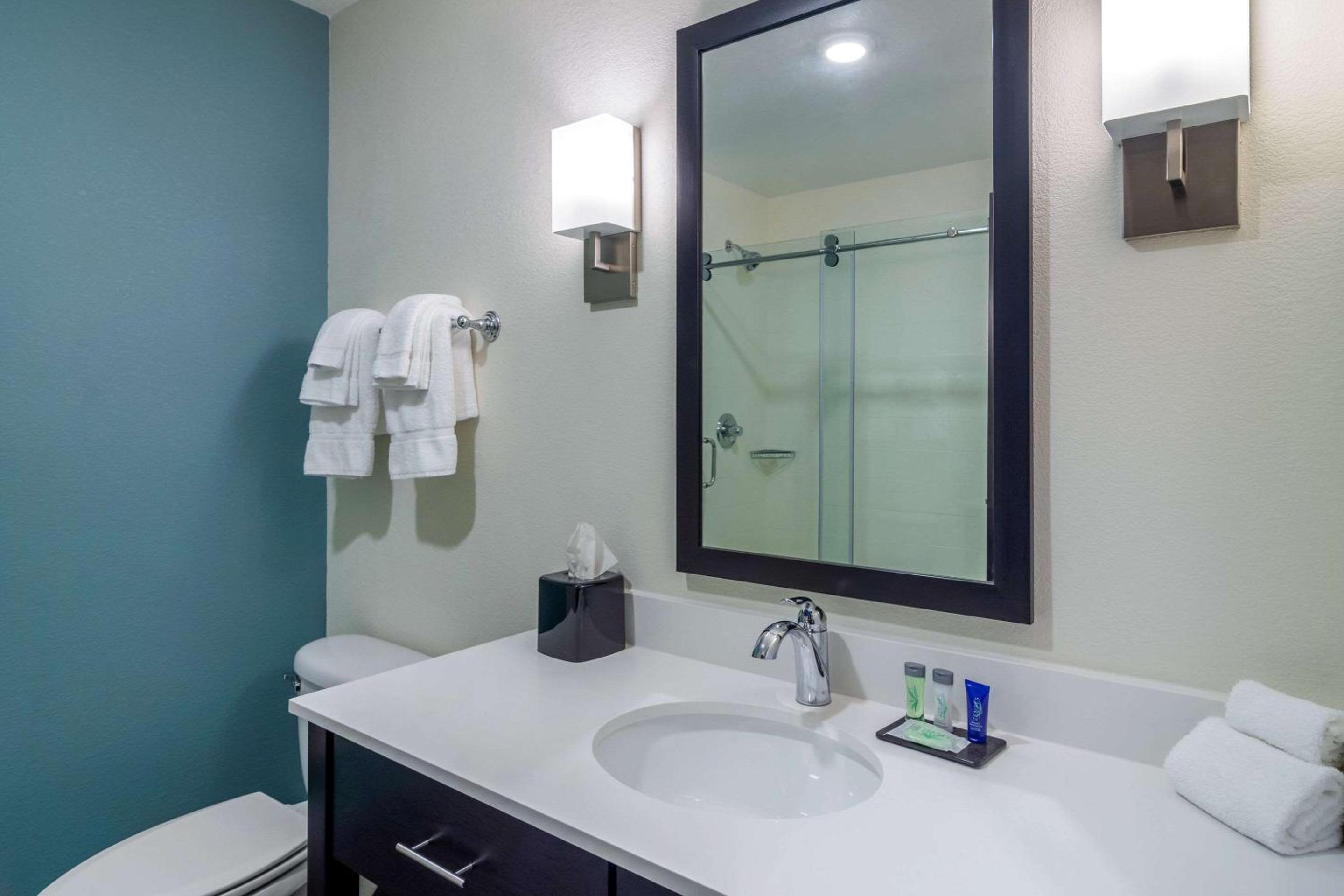 King Room with tub - Accessible/Non-Smoking photo 2