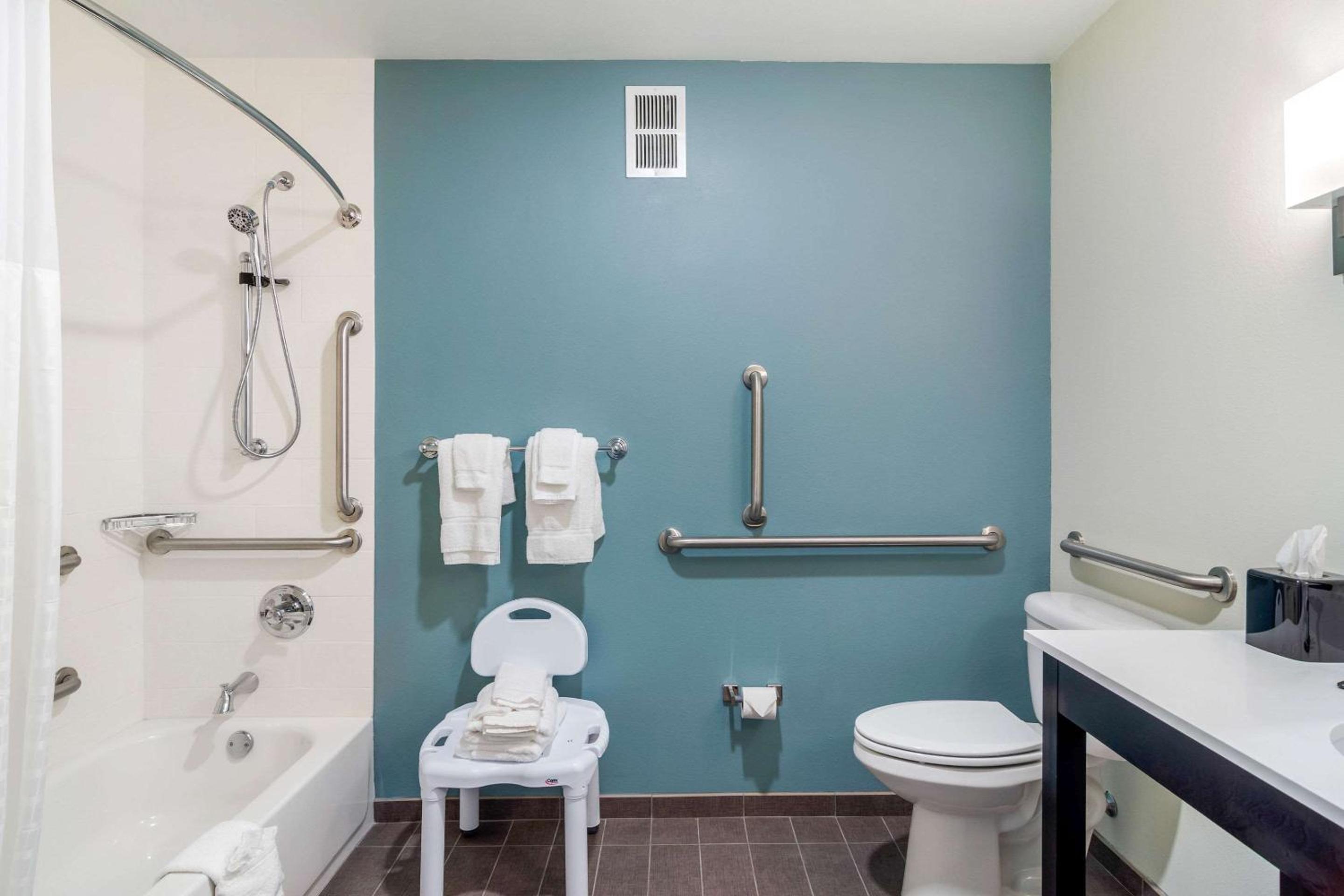 King Room with tub - Accessible/Non-Smoking photo 3