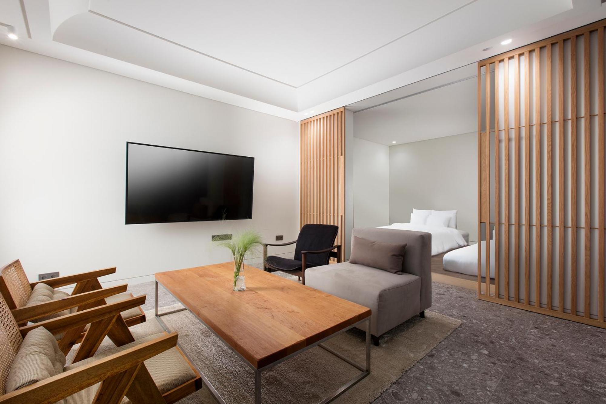 SR Suite photo 2