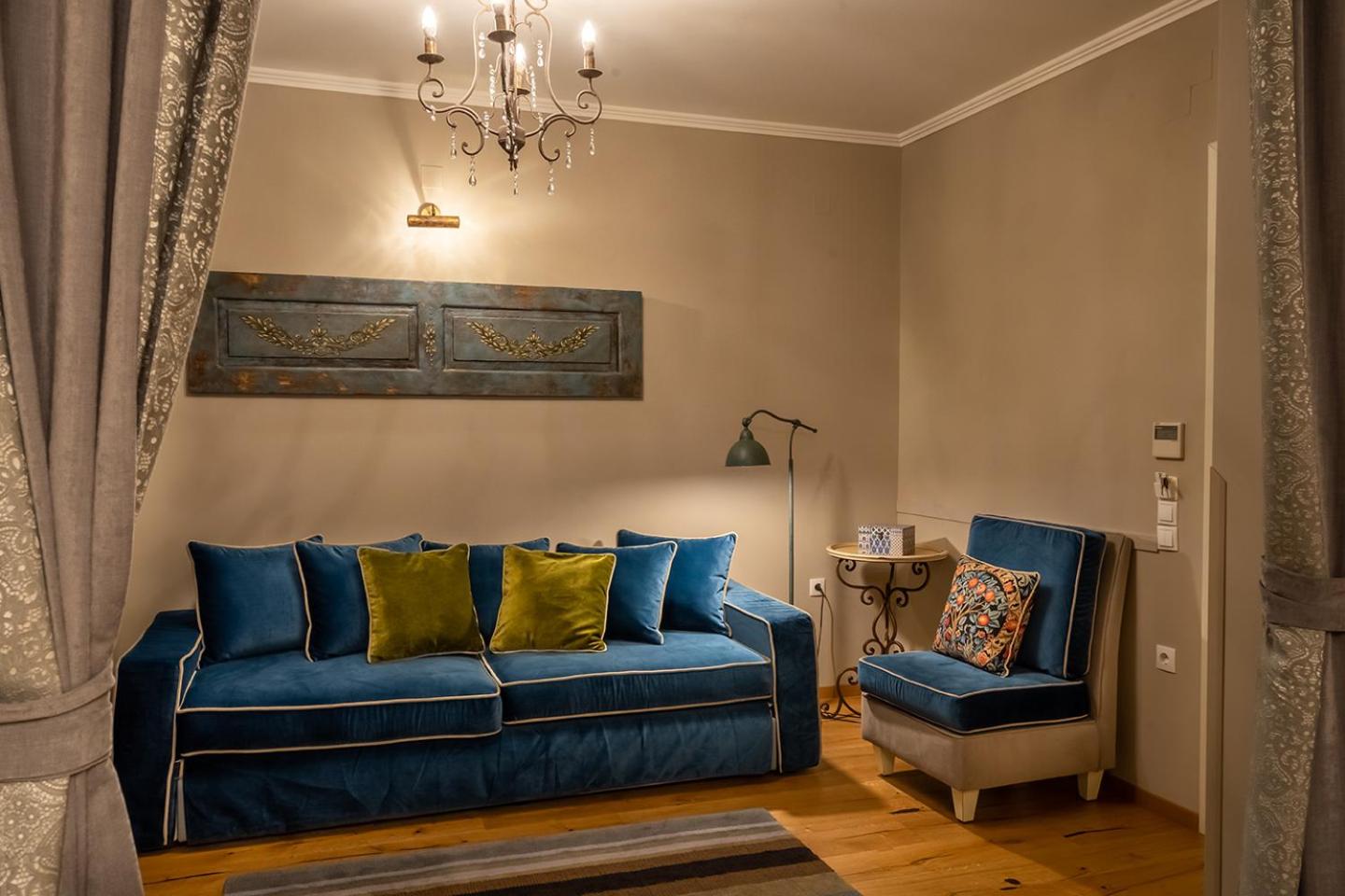 One-Bedroom Suite with Sofa Bed photo 2