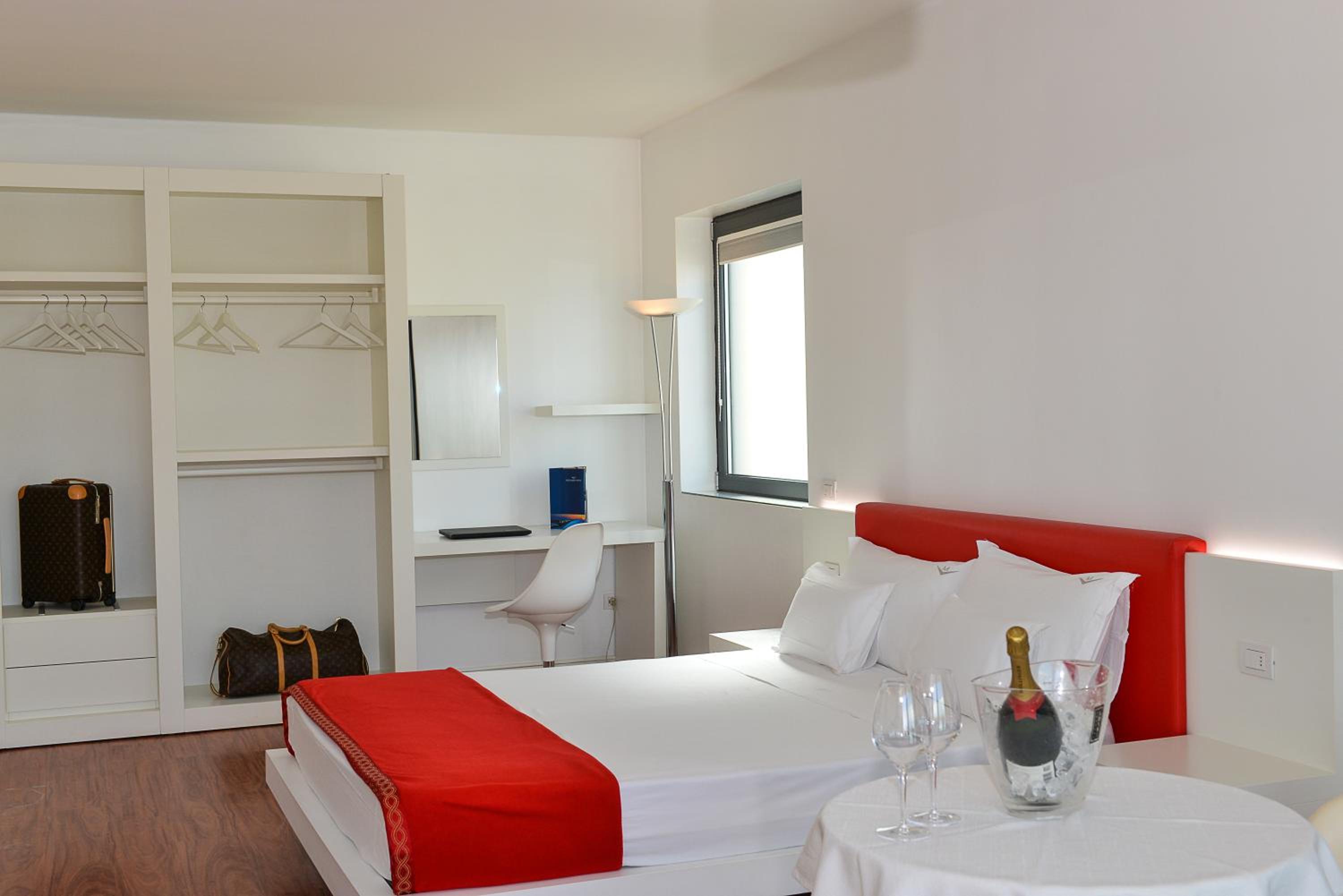 Junior Suite with Balcony - Photo 10