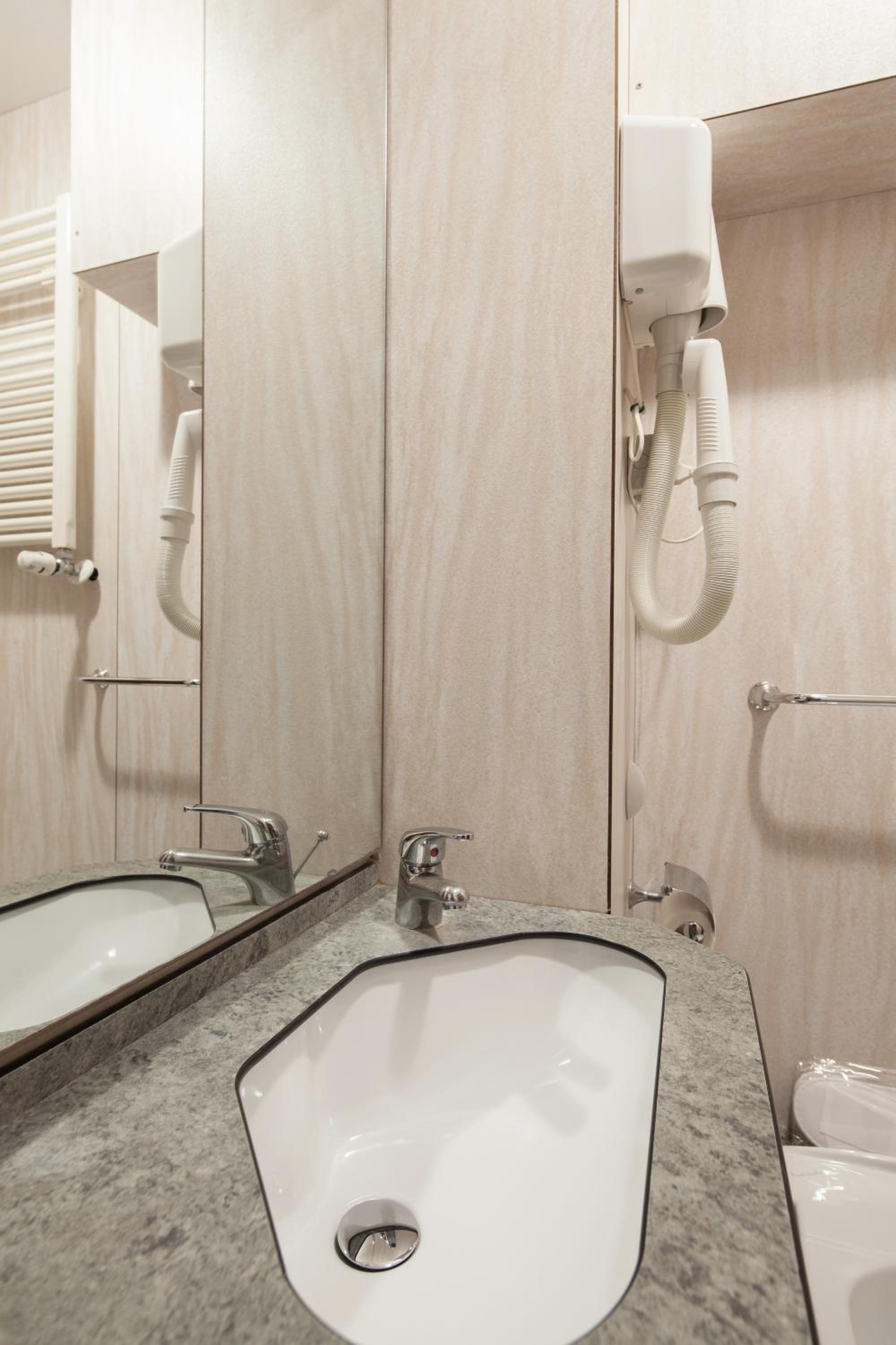 Double Room - Photo 7