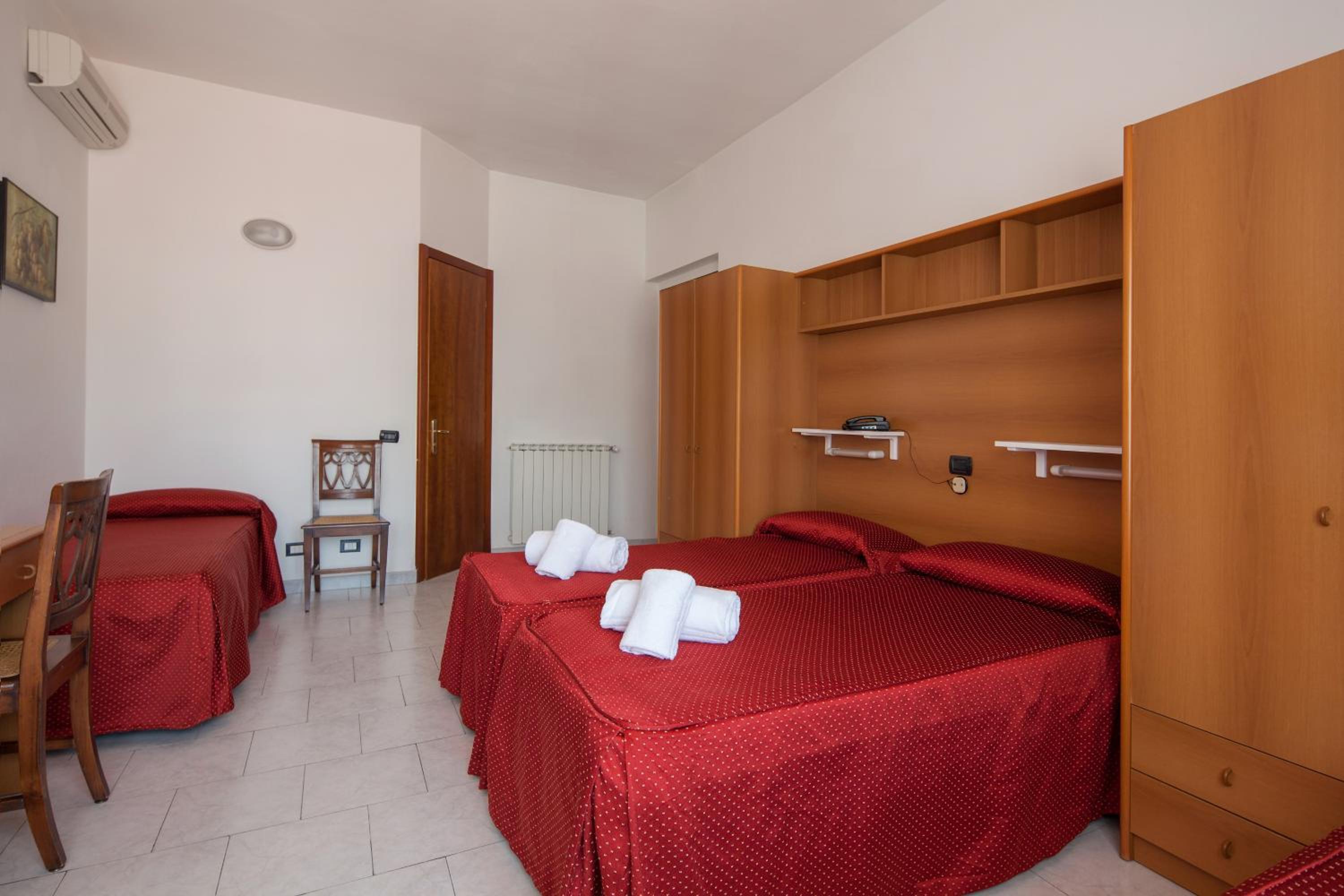 Classic Quadruple Room - Photo 2