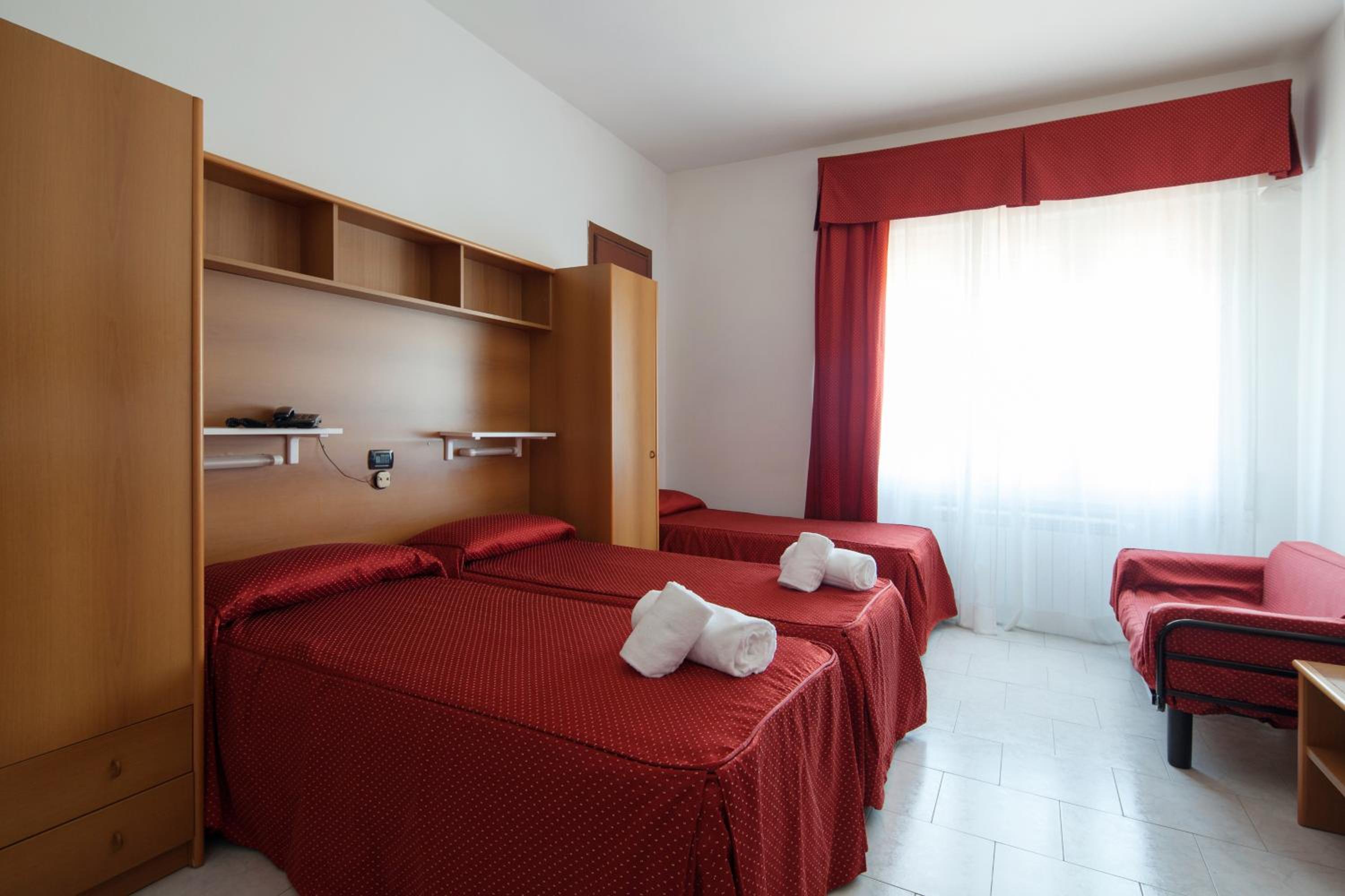 Classic Quadruple Room - Photo 3