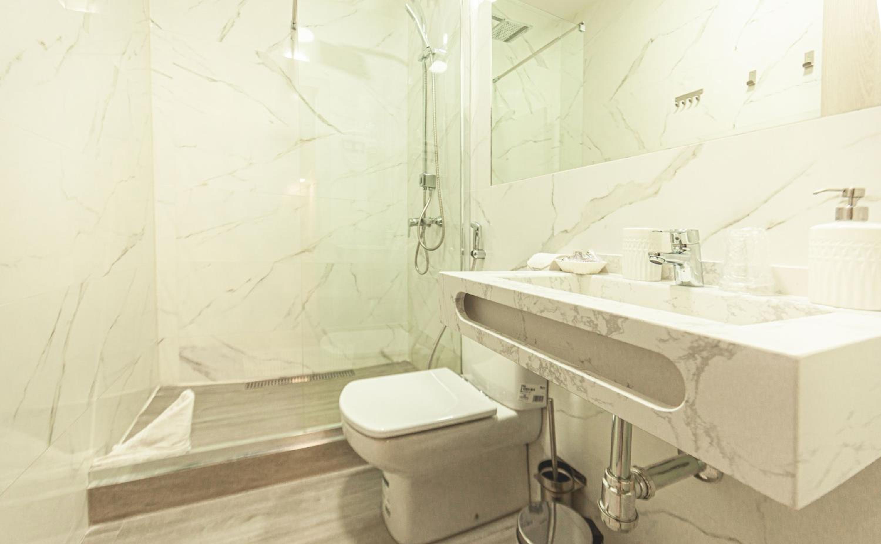 Superior Double Room with Balcony - Photo 7