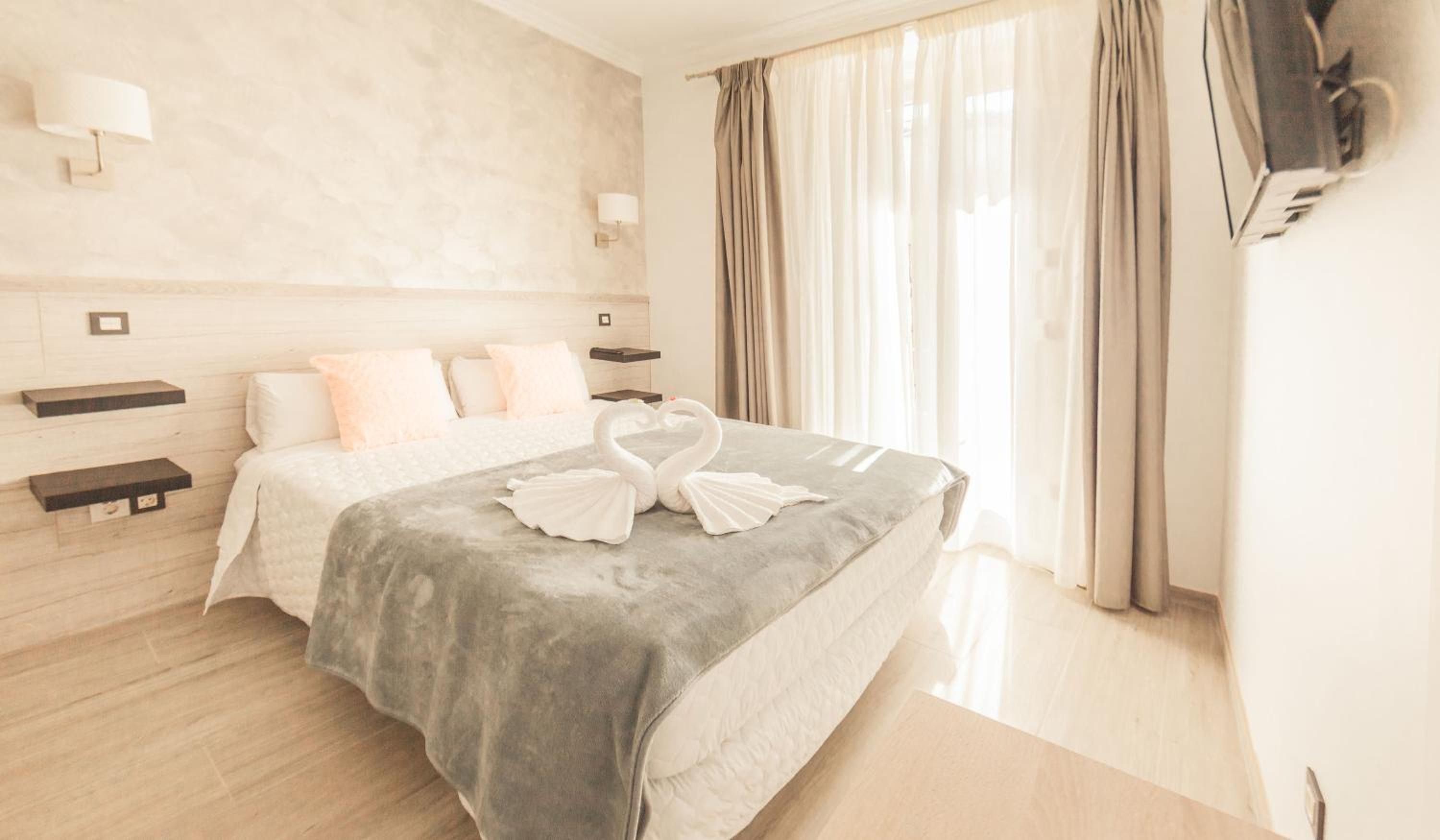 Double Room with Balcony - Photo 1