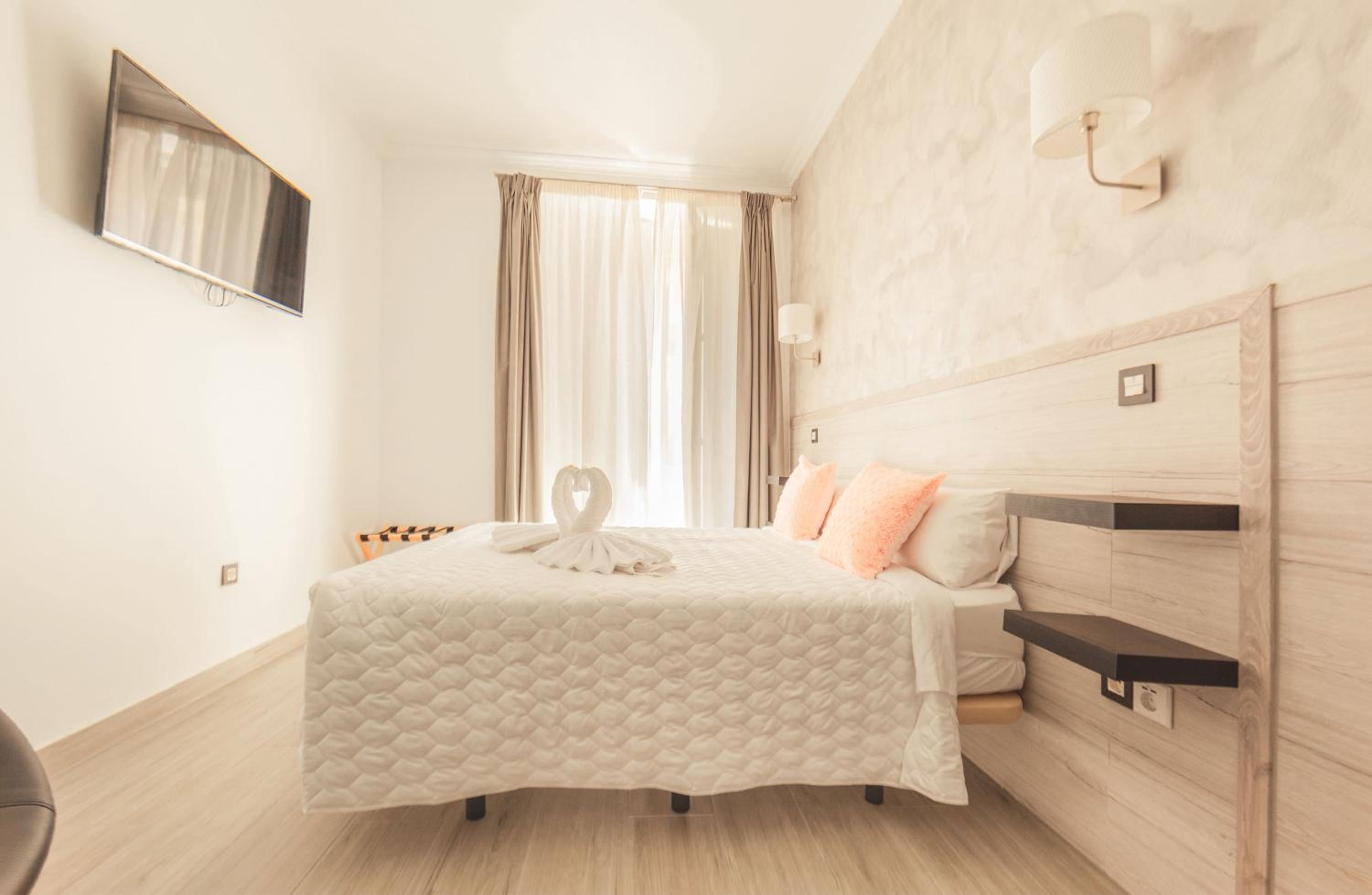 Superior Double Room with Balcony - Photo 1