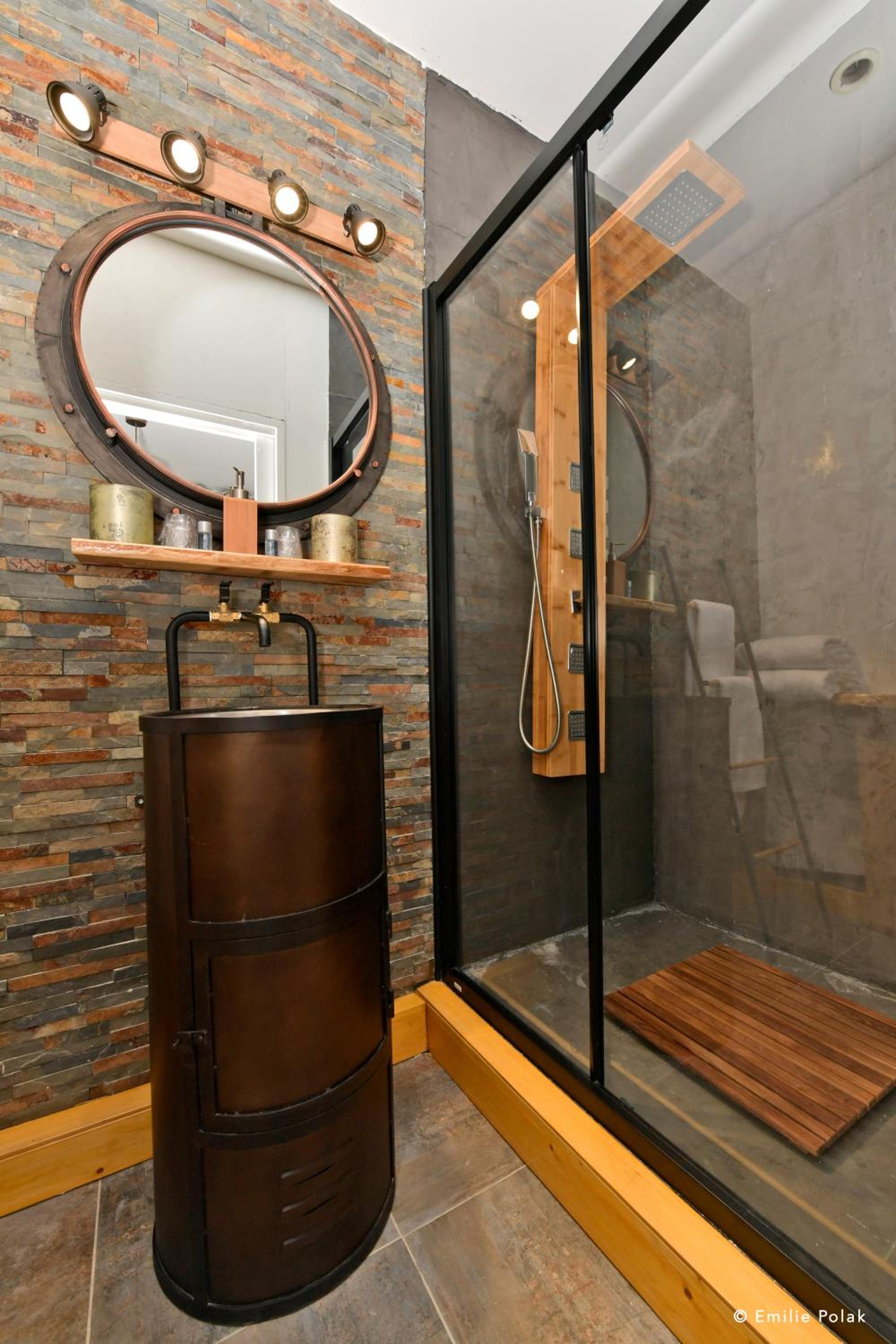 Apartment with Shower - Photo 15