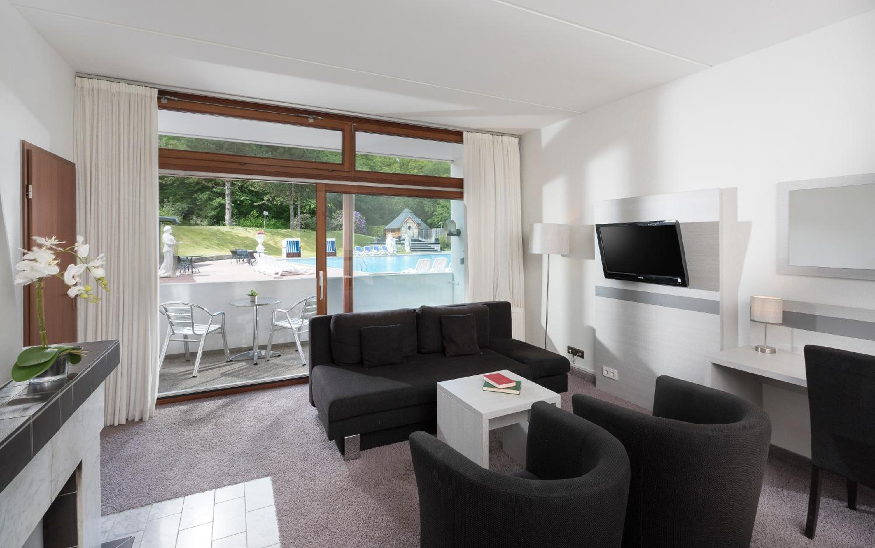 Pool Suite - Photo 5
