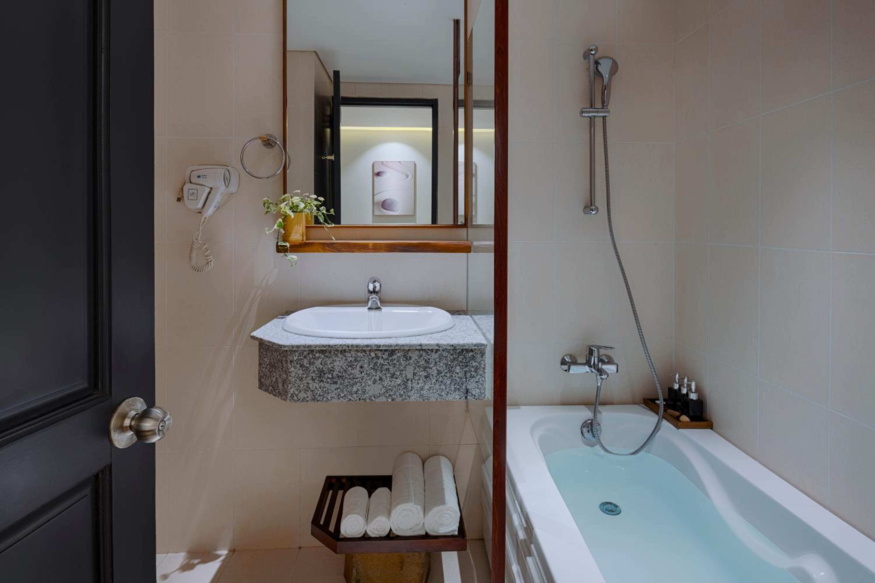 Superior Double Room - No Window photo 2