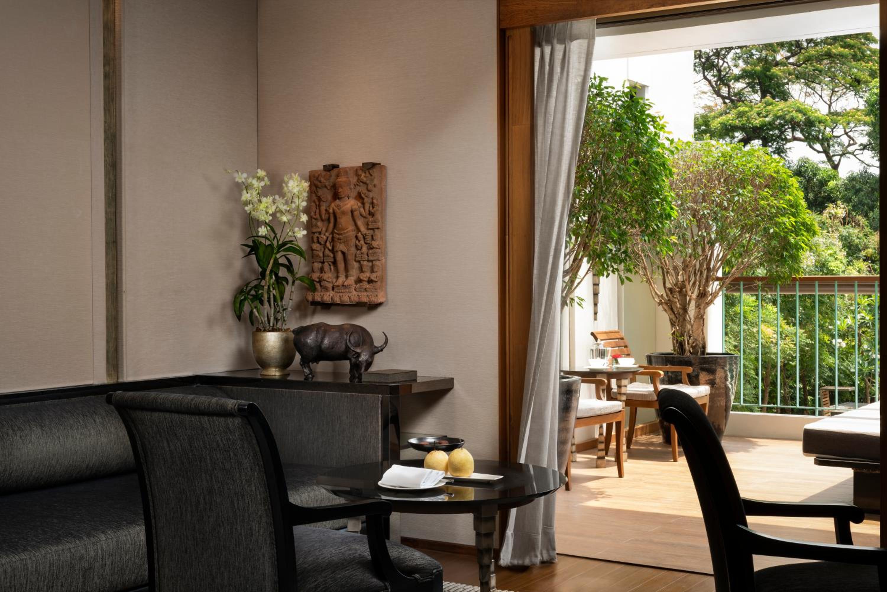 Club King Room with Balcony