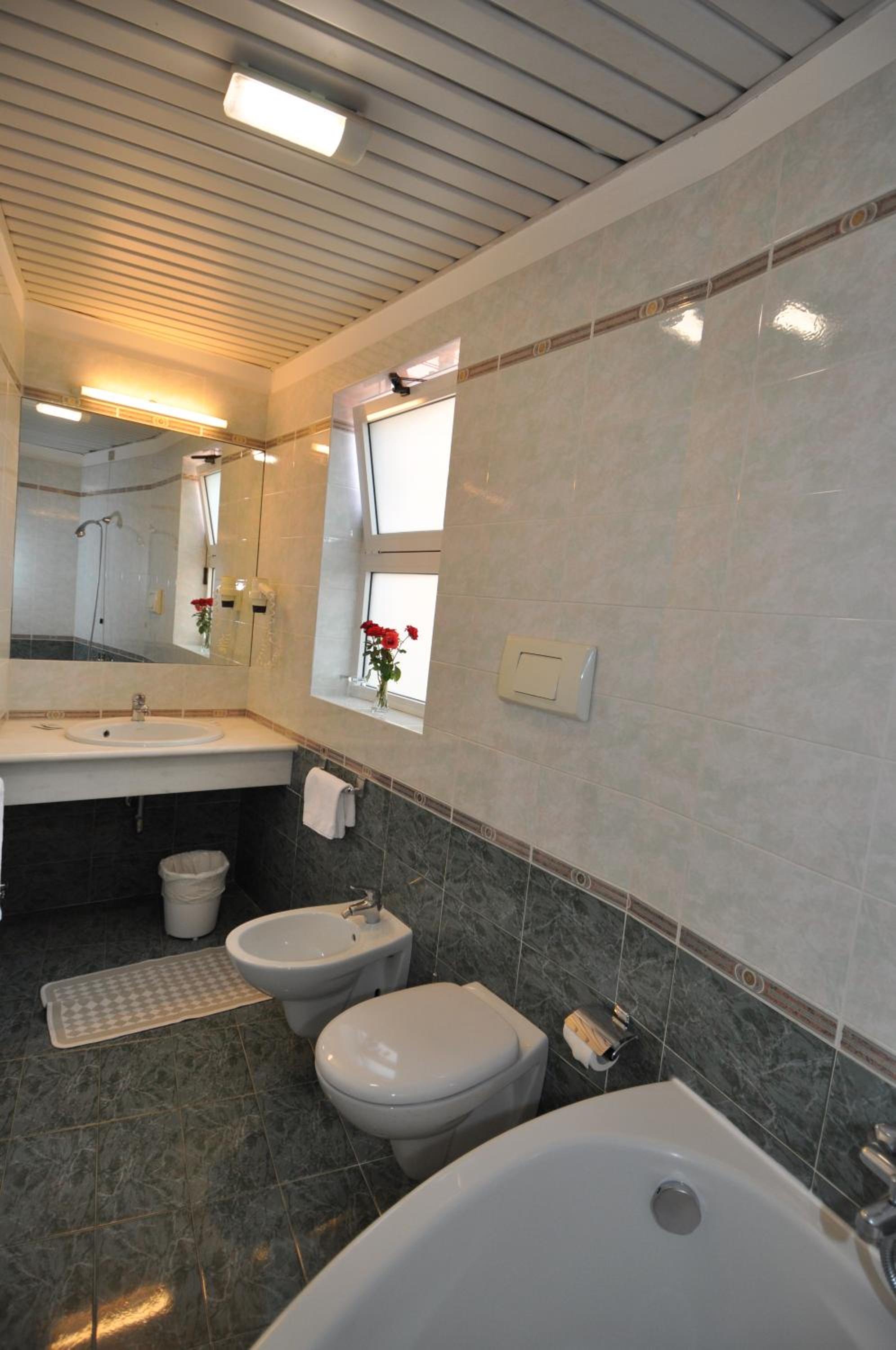 Deluxe Double or Twin Room with Balcony - Photo 2