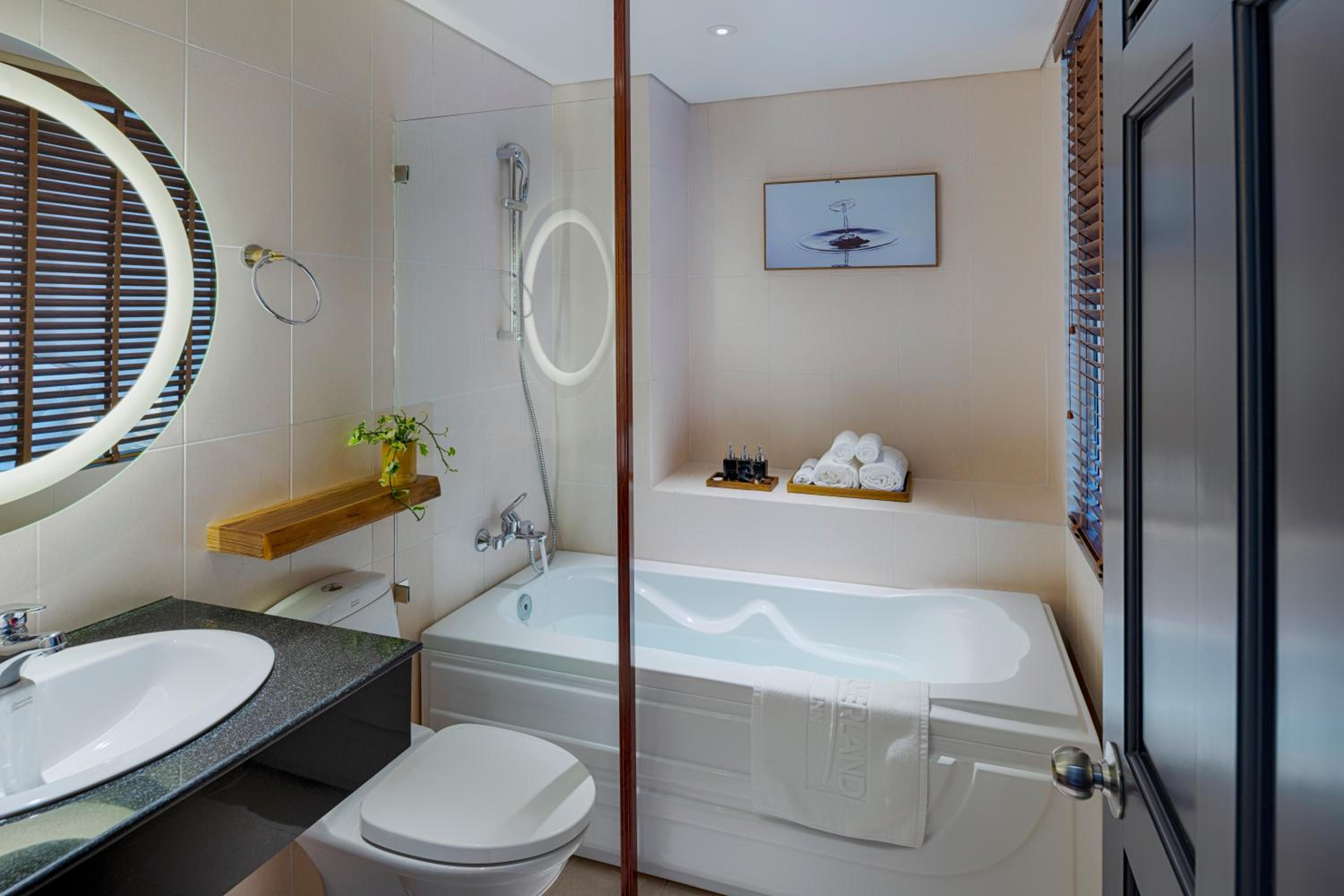 Premium Double room with big window photo 3