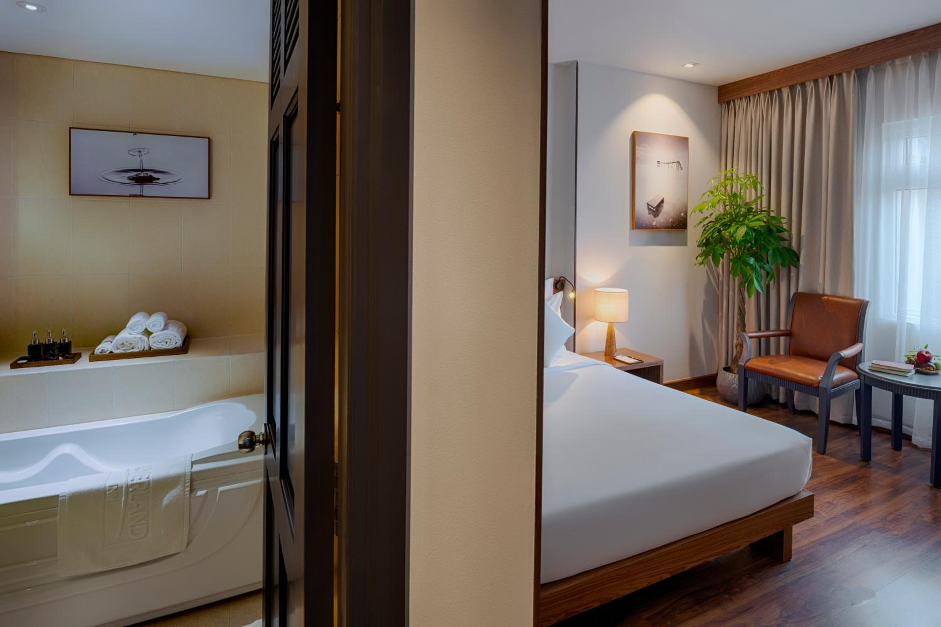 Premium Double room with big window photo 2