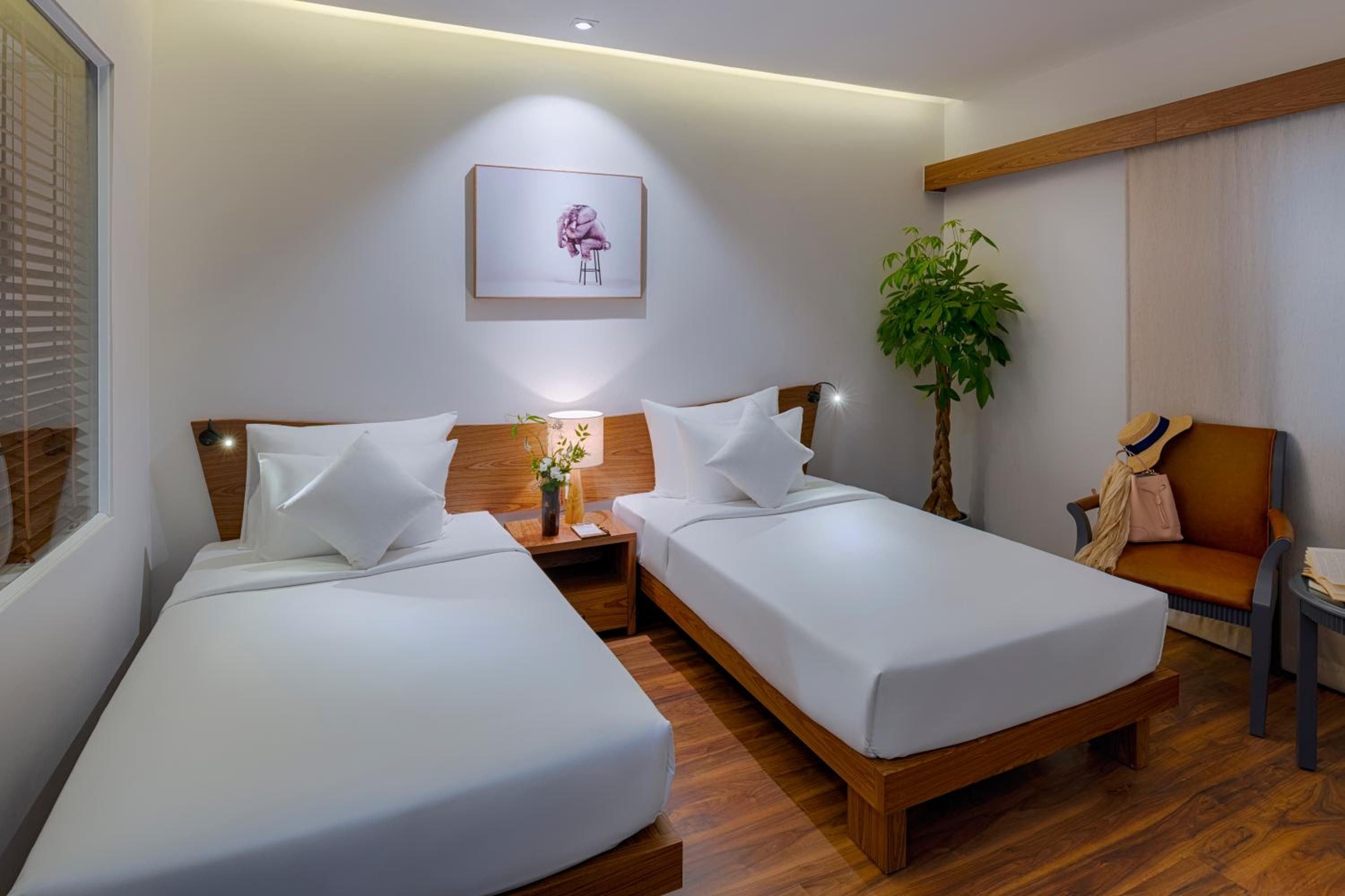 Deluxe double or twin room with small window photo 2