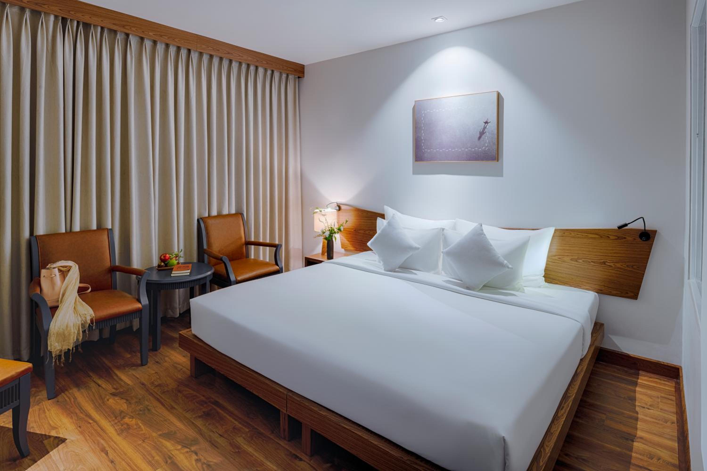 Deluxe double or twin room with small window photo 1