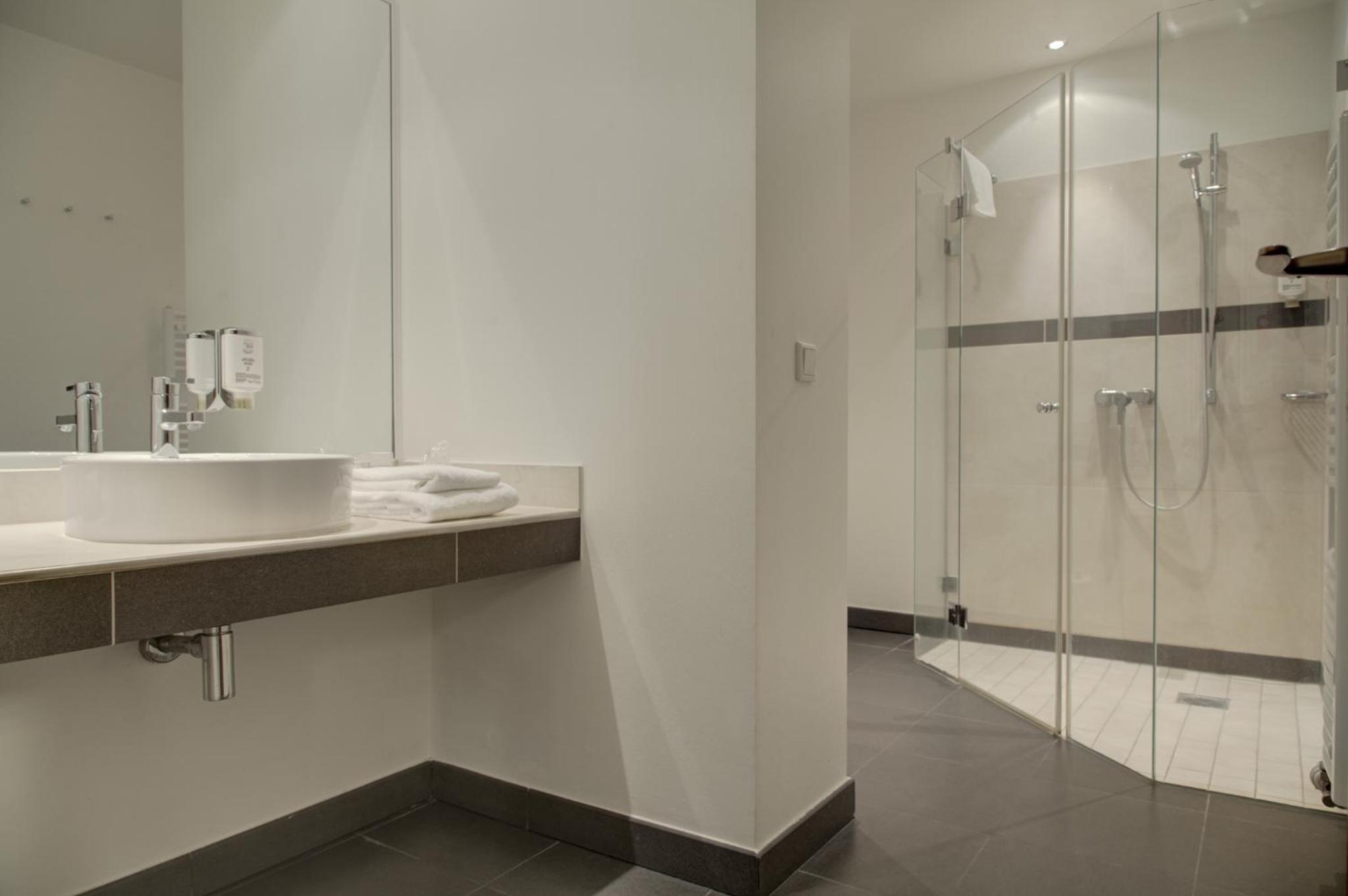 Pool Suite - Photo 3