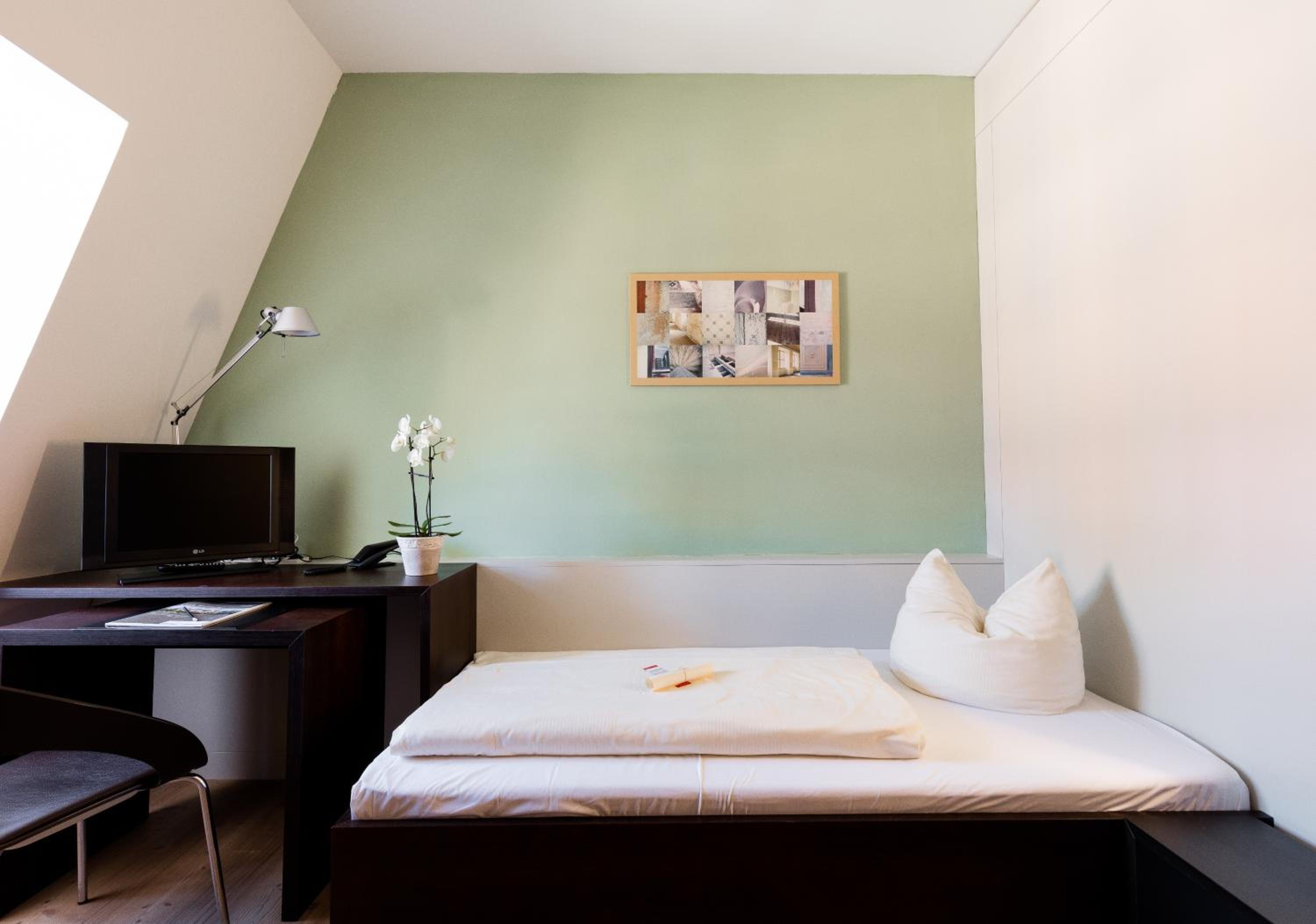 Small Double Room photo 1