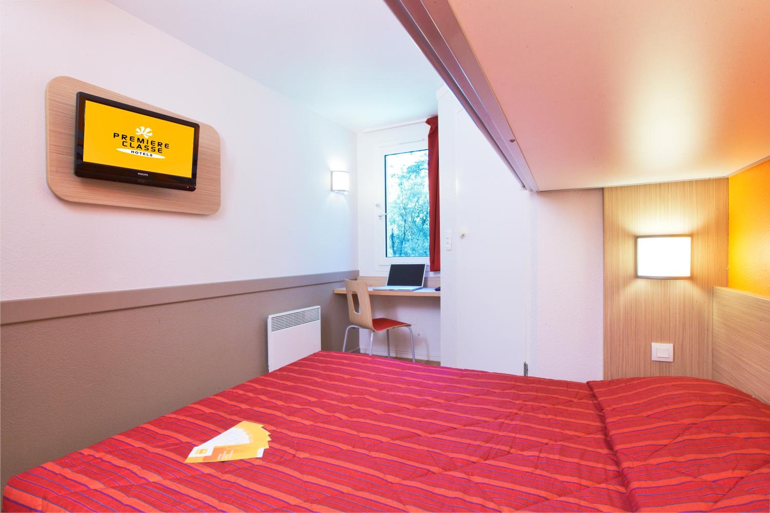Triple Room (1 Double Bed + 1 Single Bed) - Photo 13