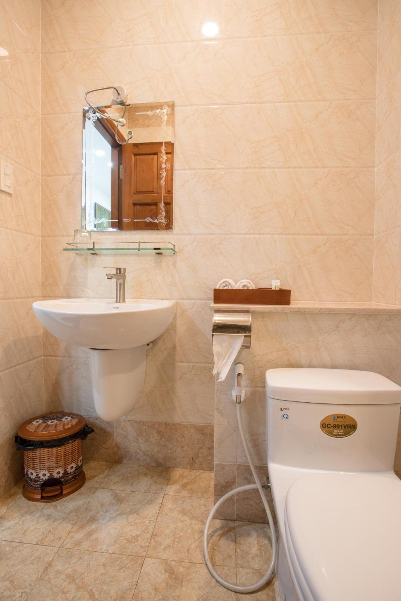 Double Room with Balcony - Photo 6