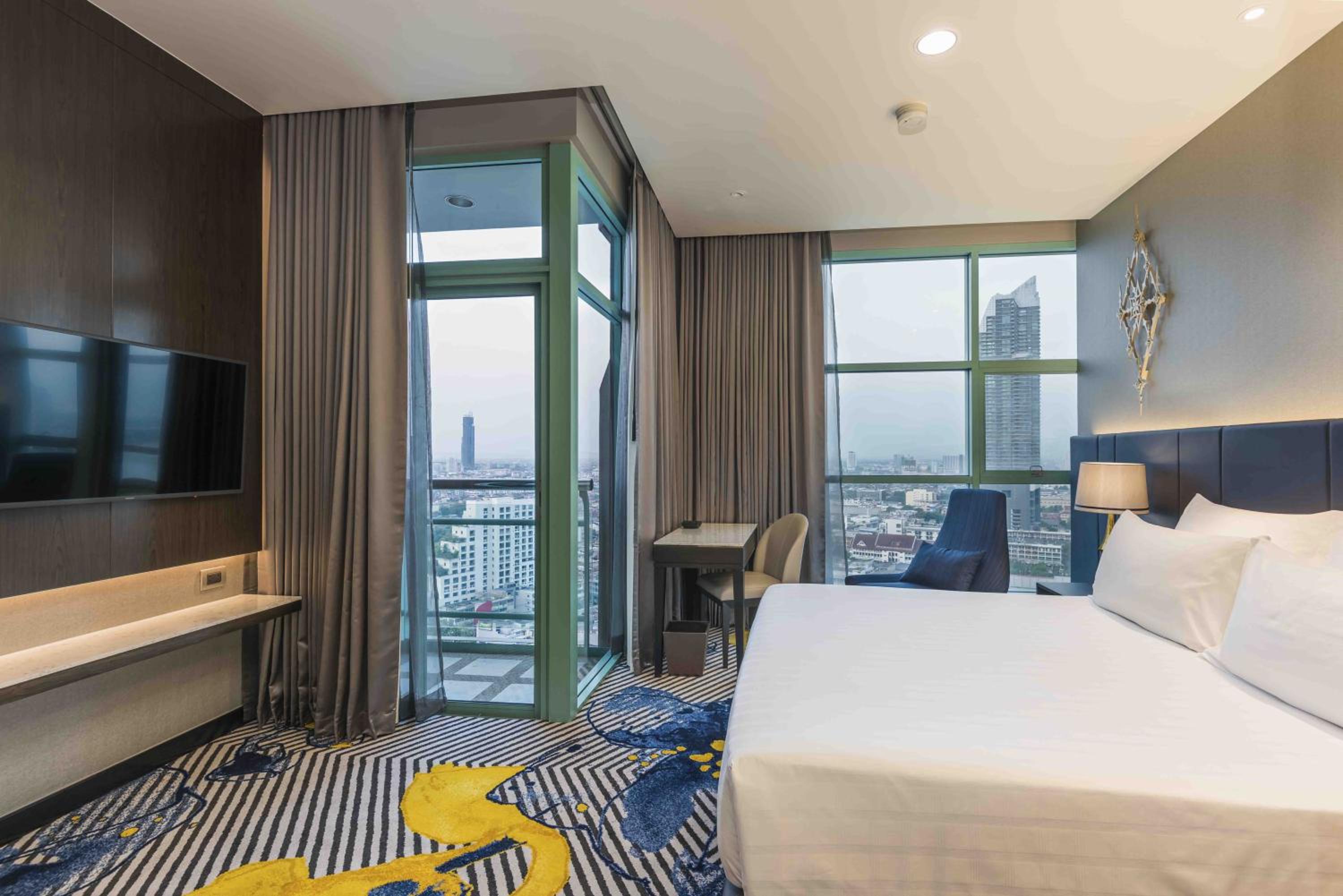 Two Bedroom Club Suite River View thumbnail 6