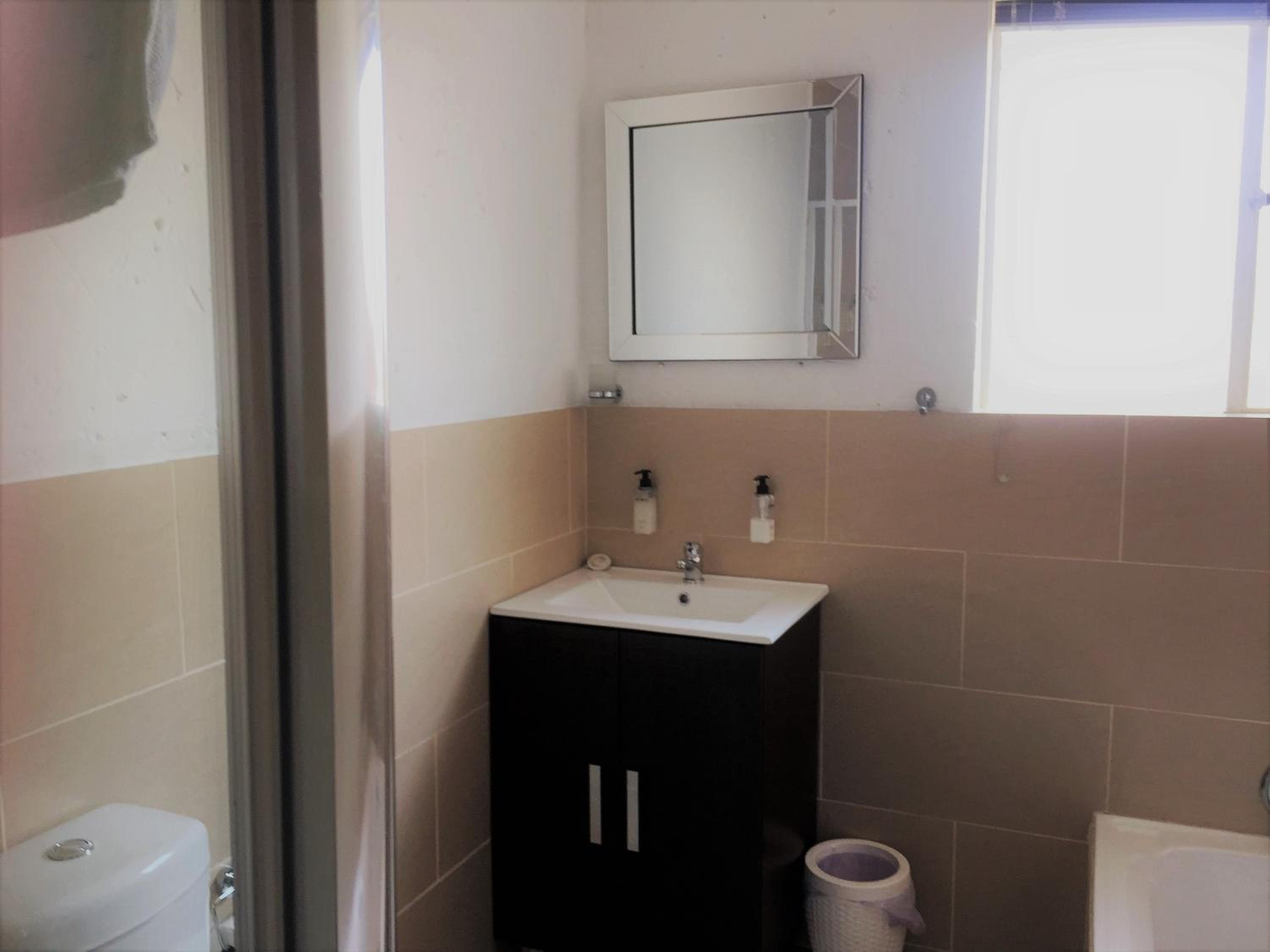Standard Double Room with bath and shower photo 2