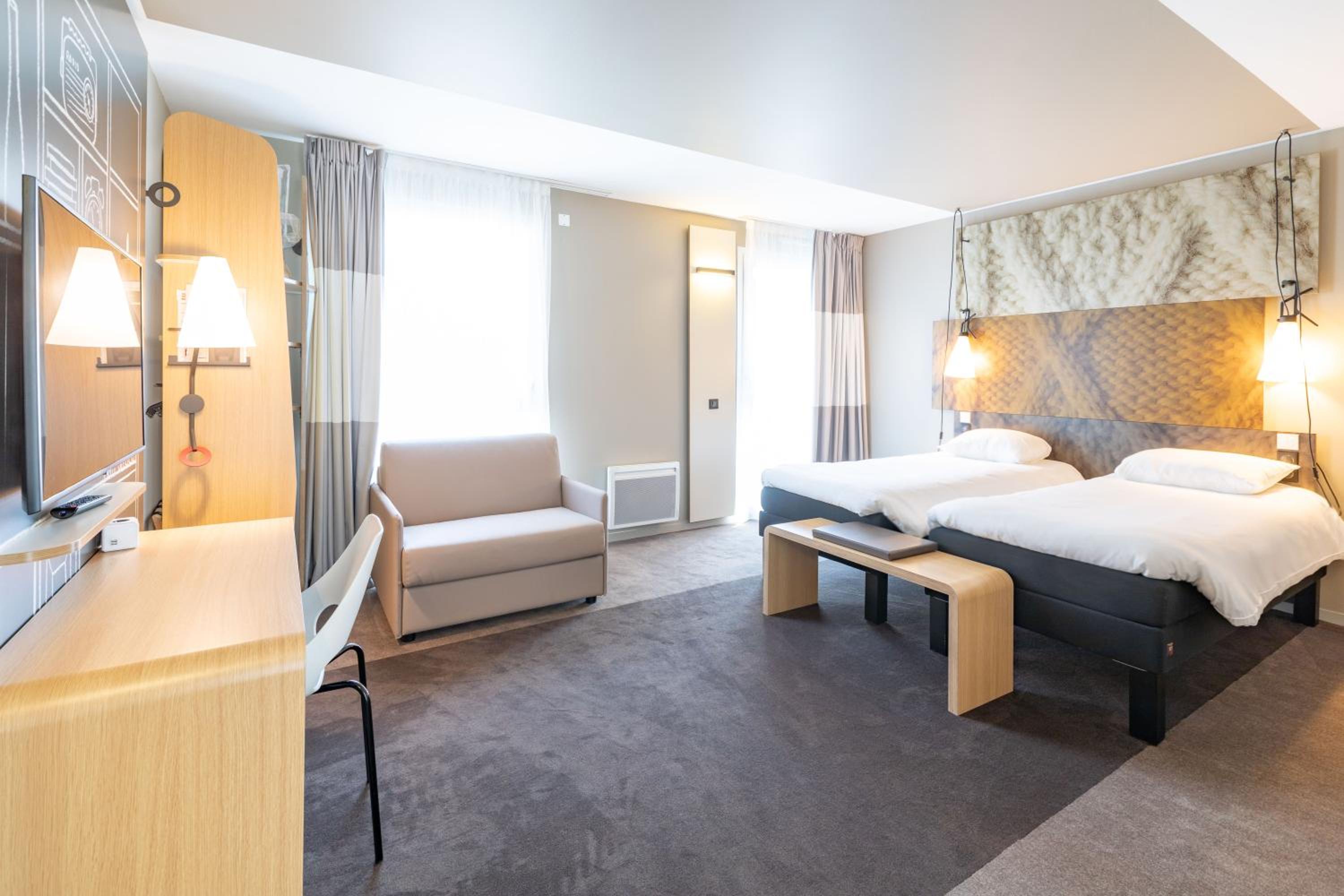 Standard Room with One Double Bed and One Single Bed - Photo 3