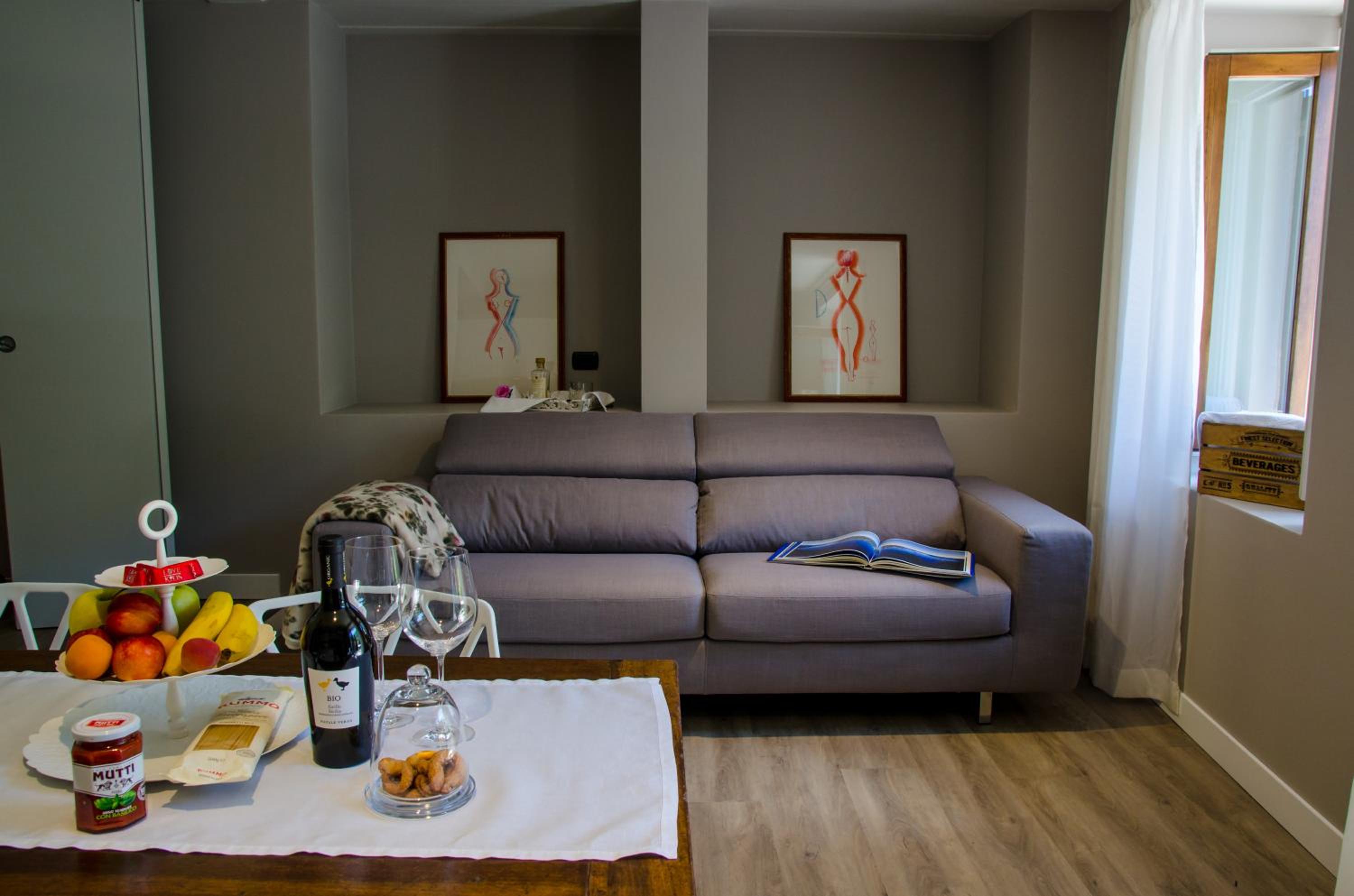 One-Bedroom Apartment with Lake View photo 3