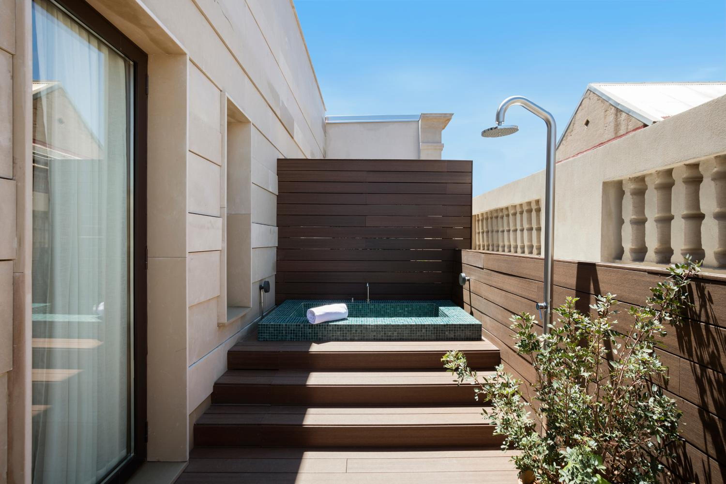 Superior Double Room with Exterior Bathtub photo 3