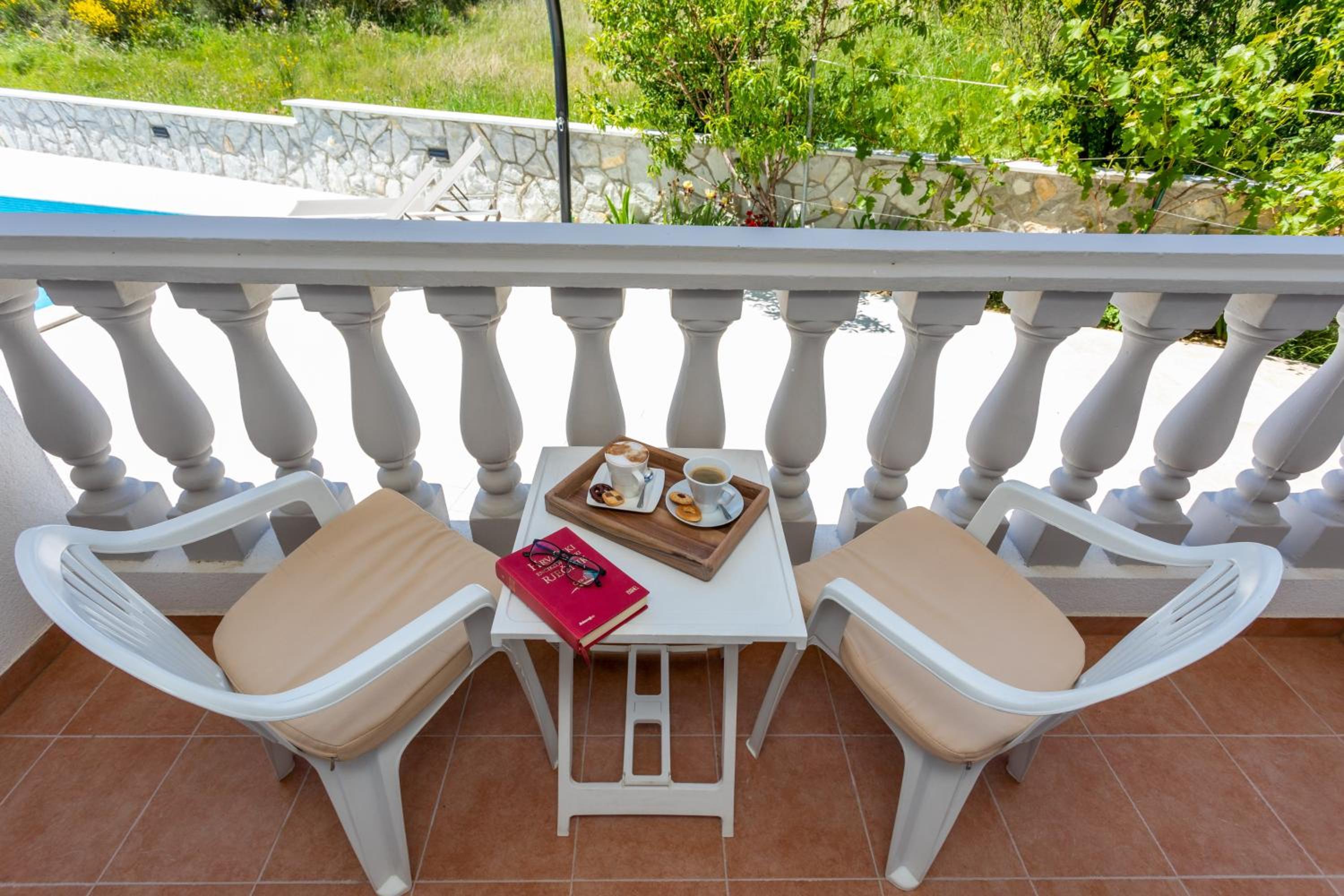 Double Room with Balcony - Photo 8
