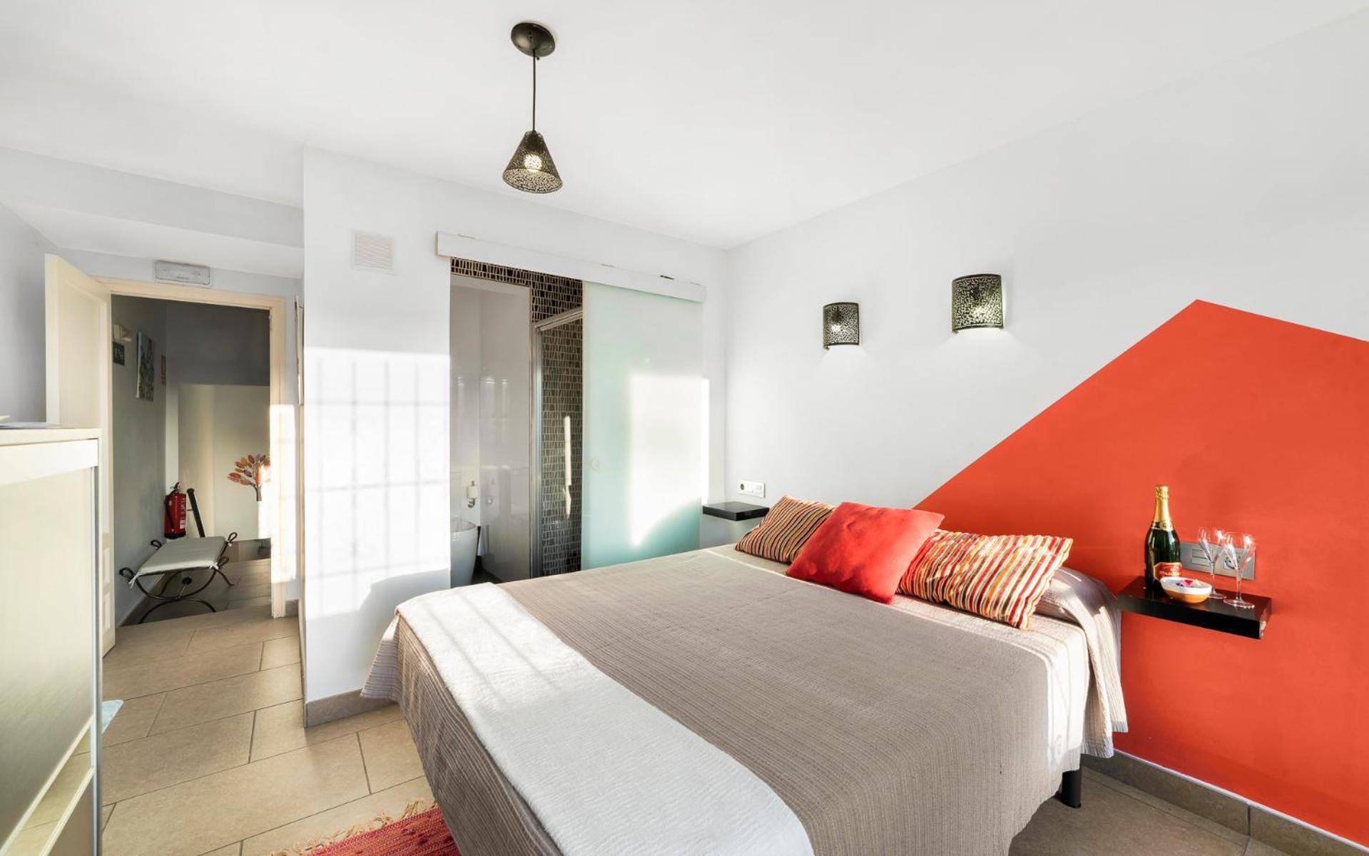 Double Room with Balcony - Photo 6