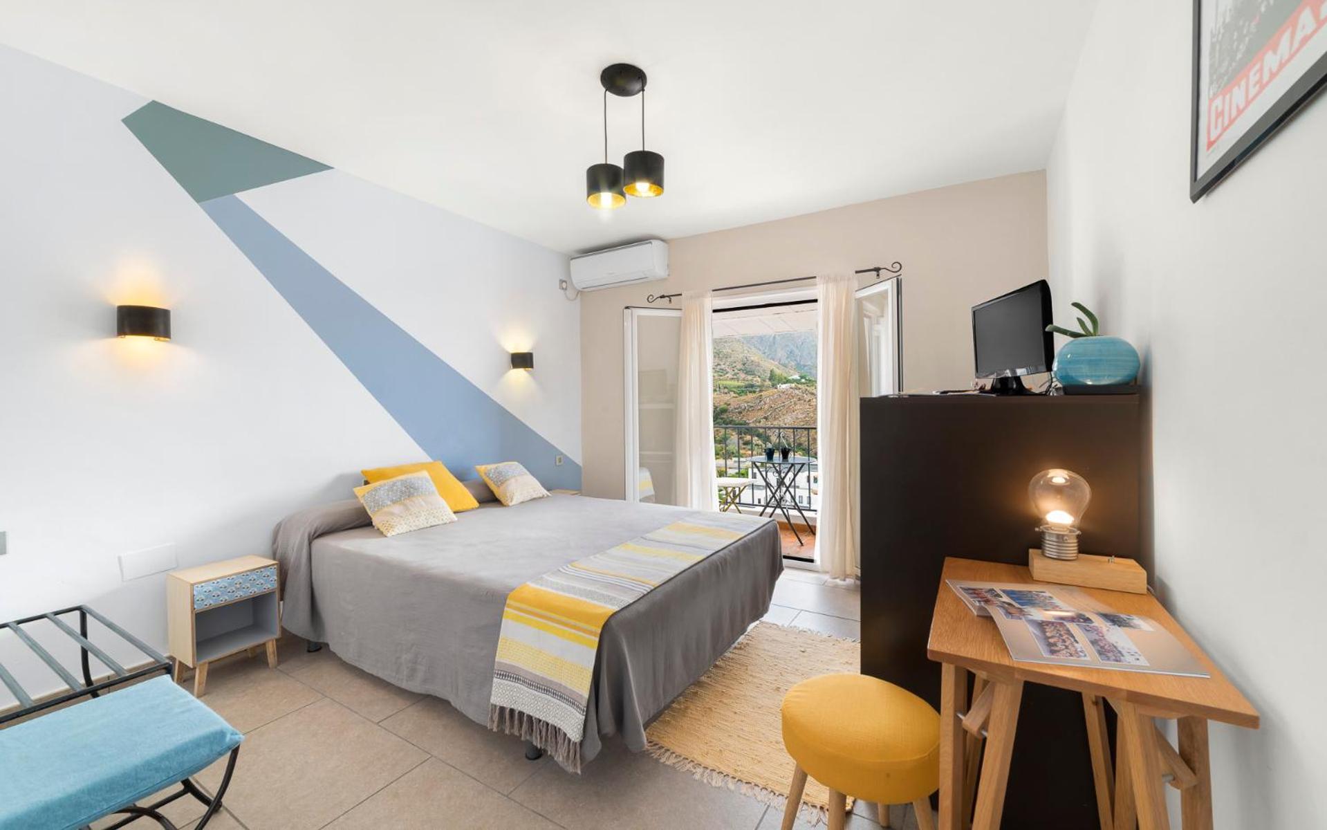 Double Room with Balcony - Photo 1