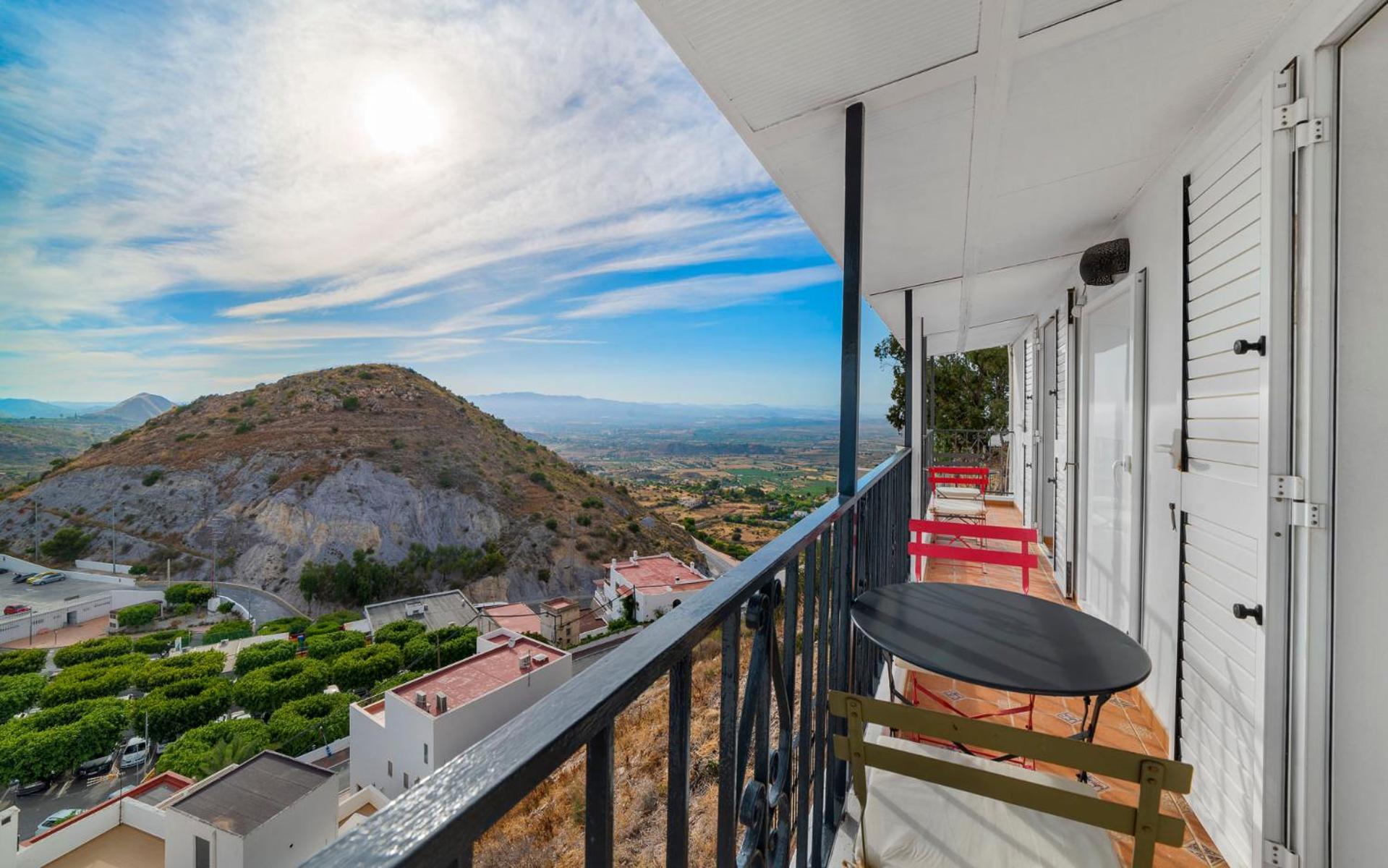 Double Room with Balcony - Photo 8